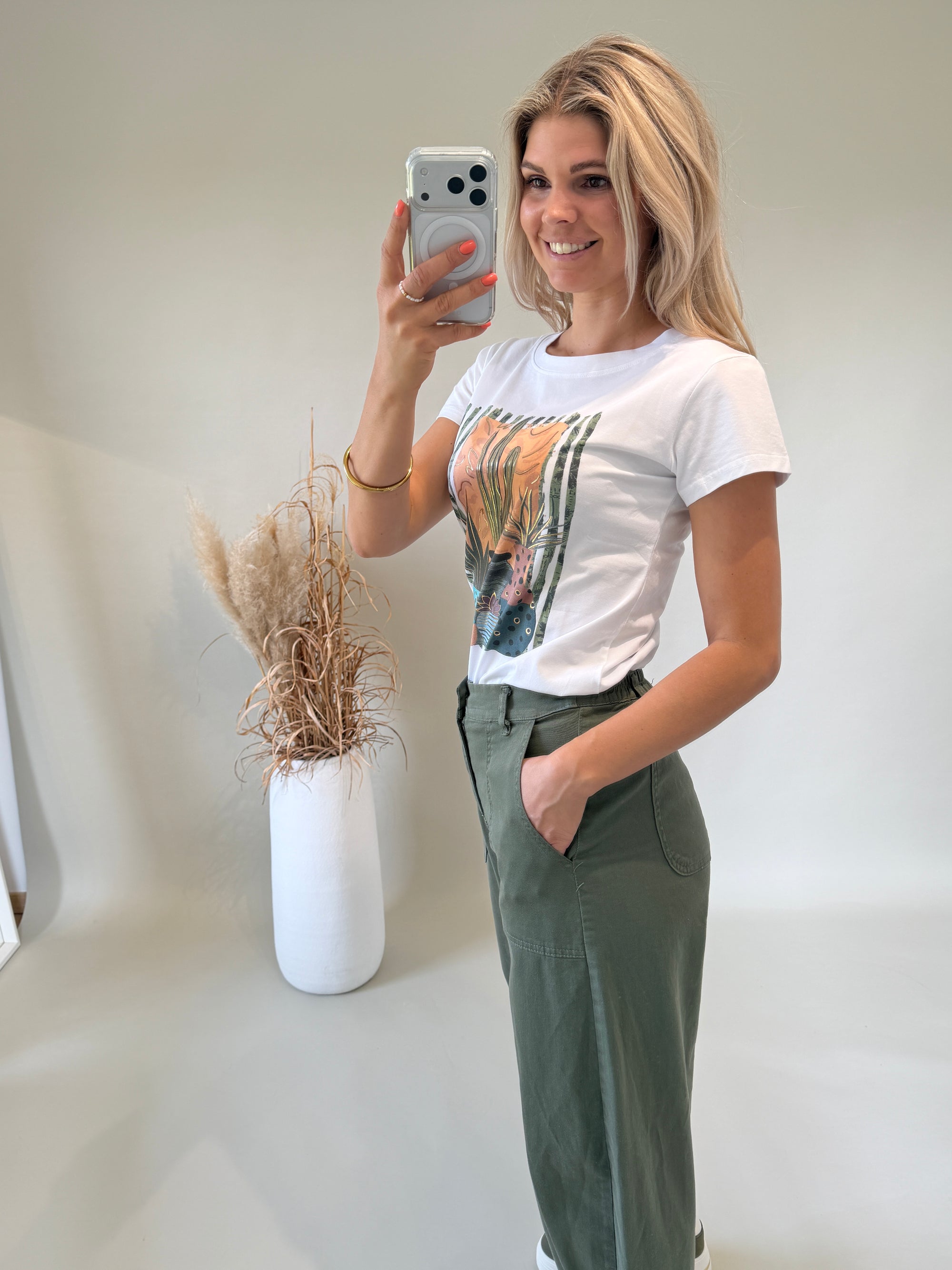 T - Shirt in Weiß mit Aufdruck in Olivgrün
