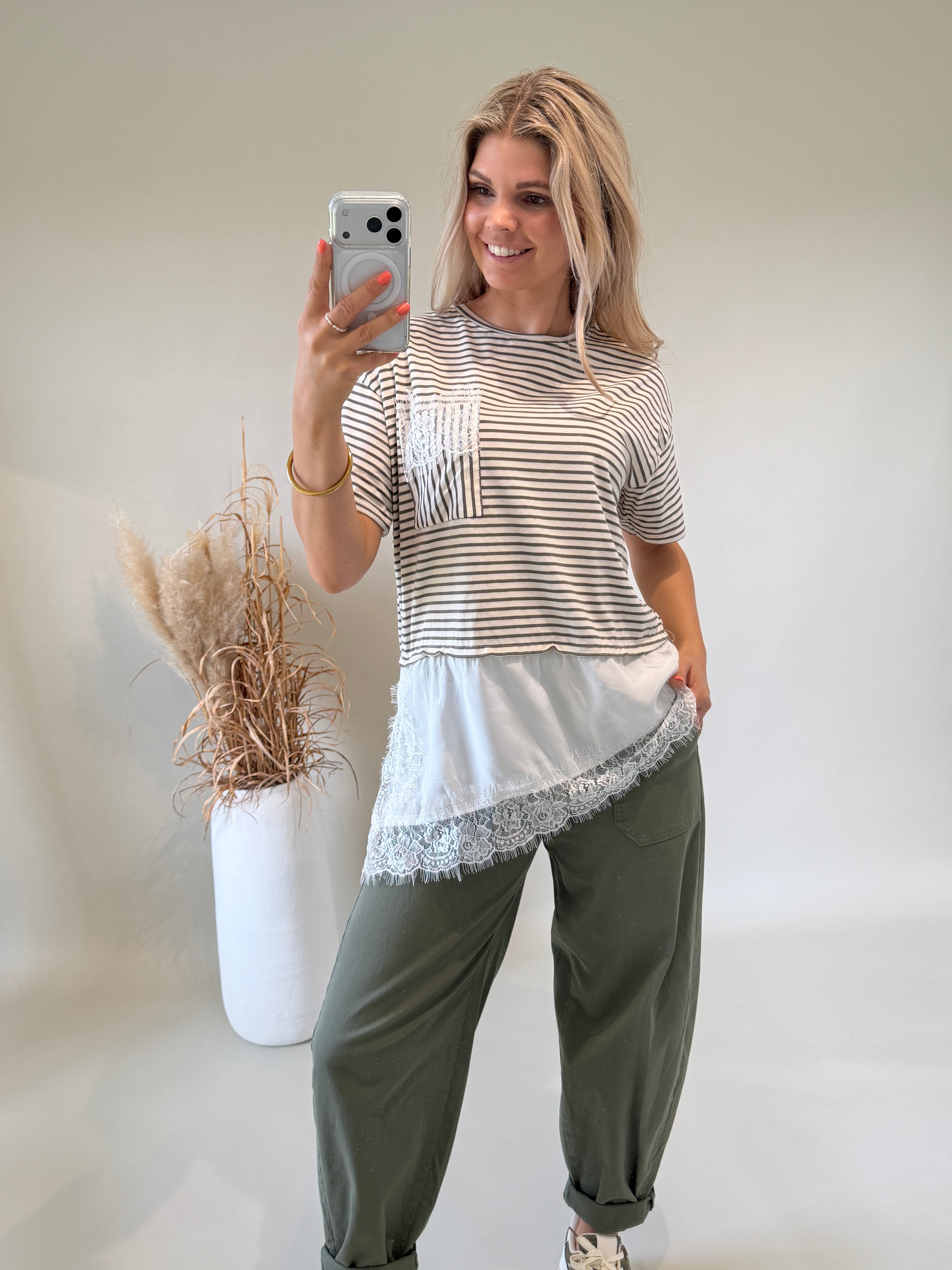 T - Shirt  gestreift in Olivgrün / Wollweiß mit Spitze unten