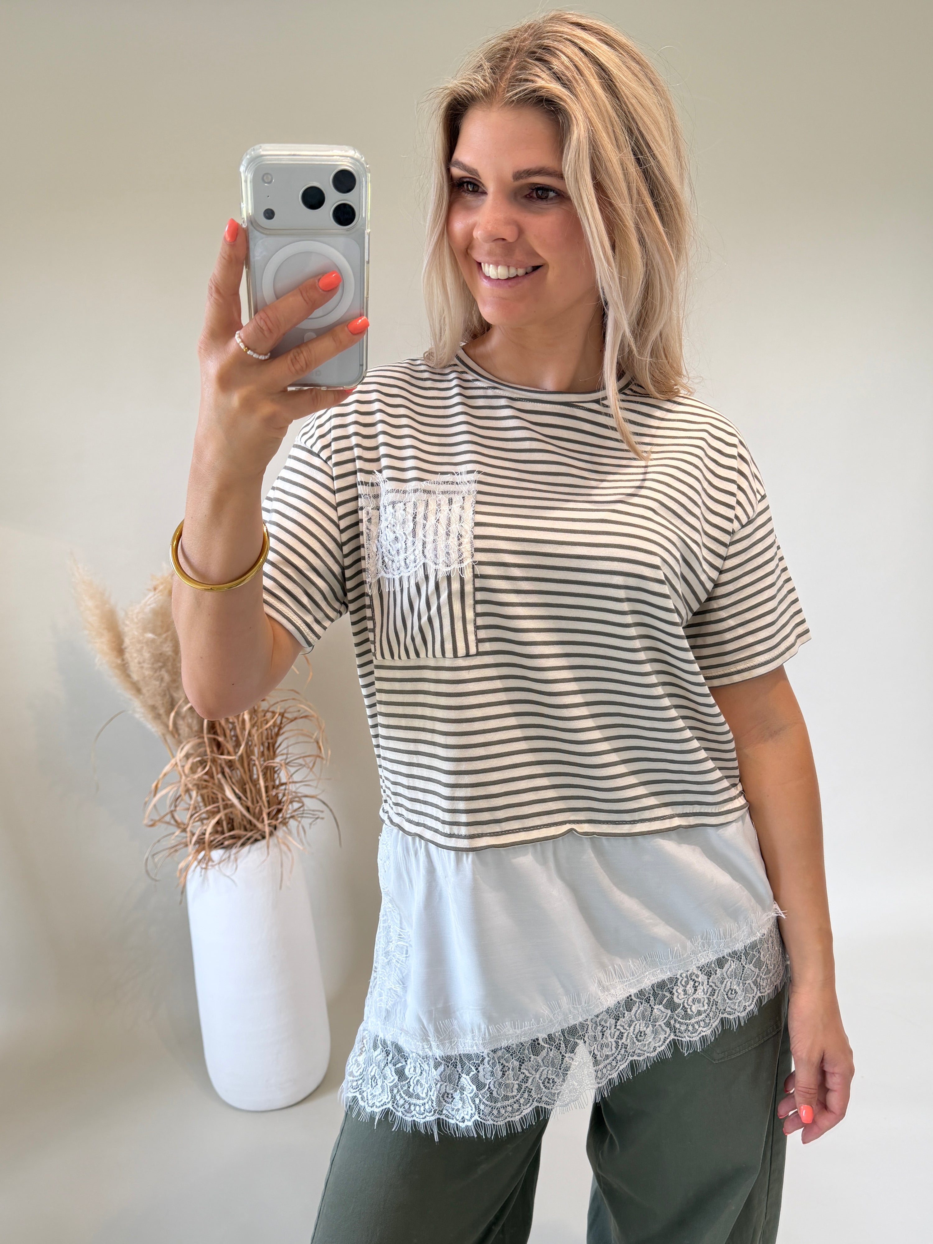 T - Shirt  gestreift in Olivgrün / Wollweiß mit Spitze unten