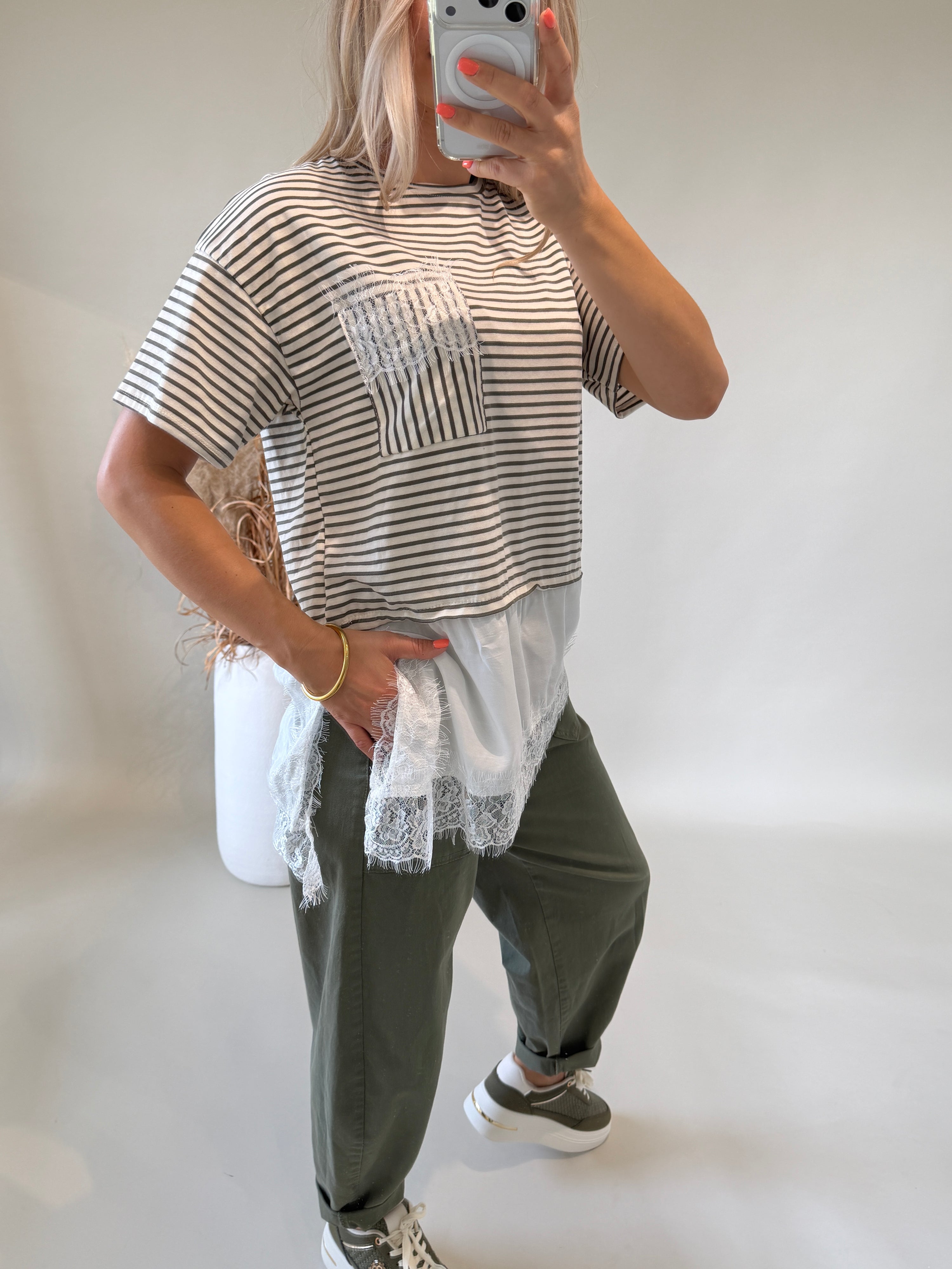 T - Shirt  gestreift in Olivgrün / Wollweiß mit Spitze unten