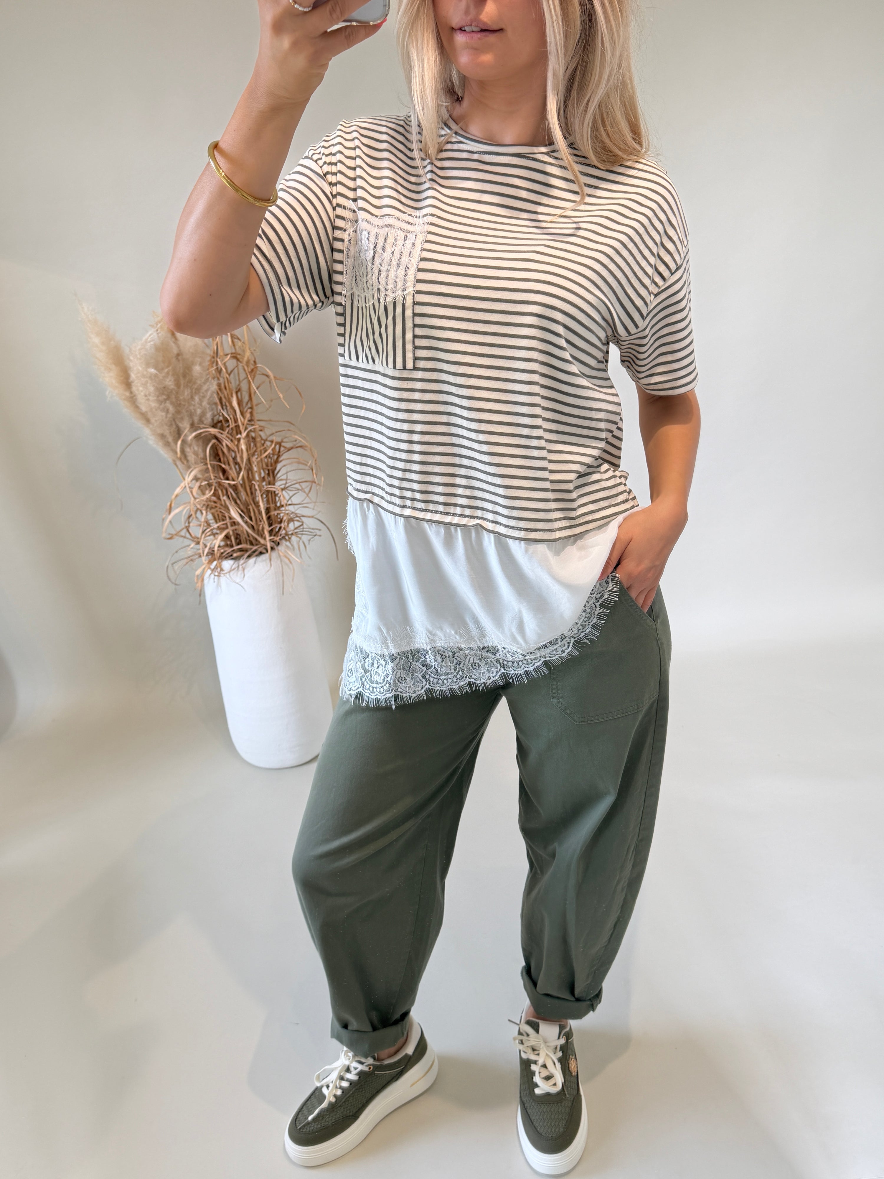 T - Shirt  gestreift in Olivgrün / Wollweiß mit Spitze unten