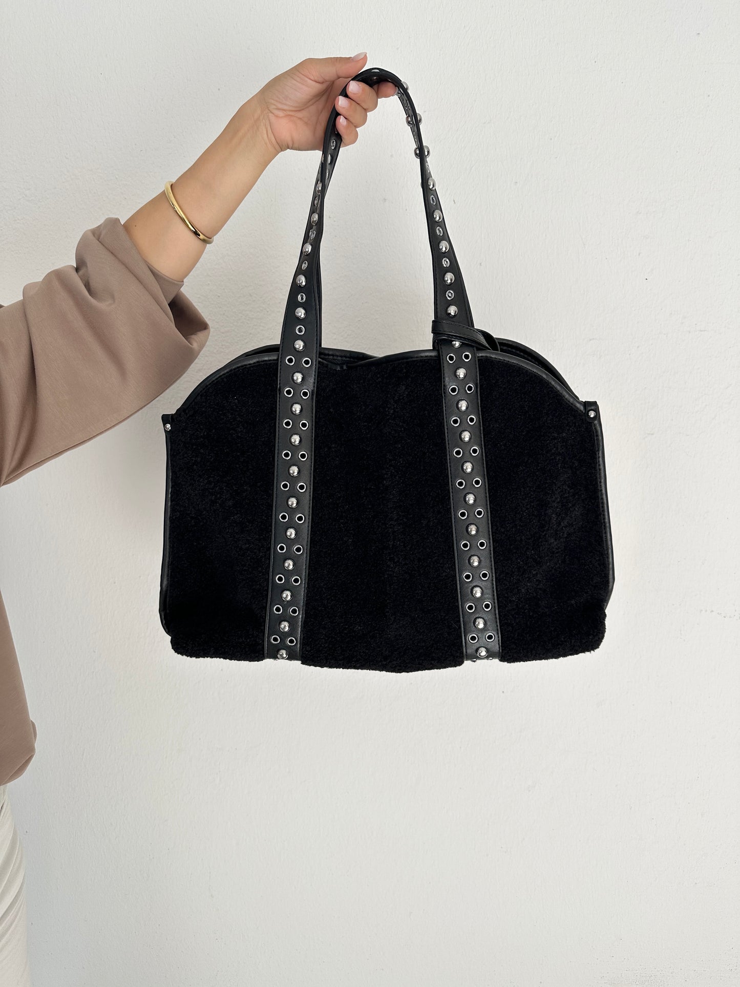 tasche in schwarz mit nieten und kunstfell