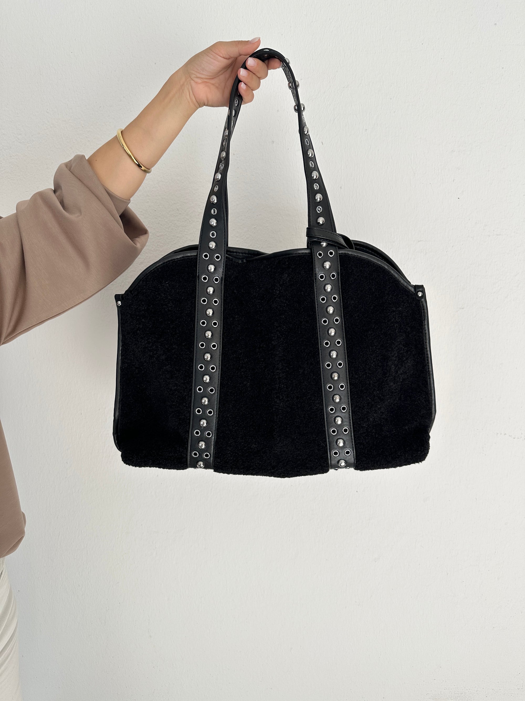 Tasche in Schwarz mit Nieten und Kunstfell