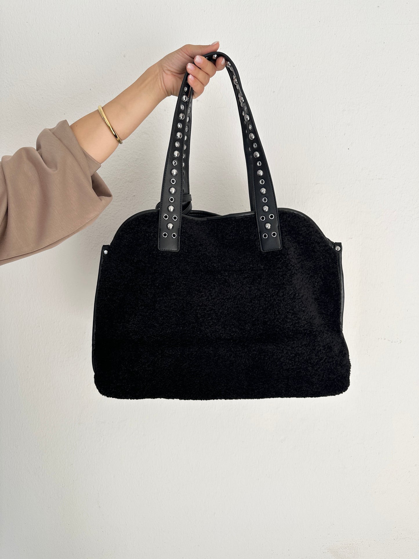 tasche in schwarz mit nieten und kunstfell