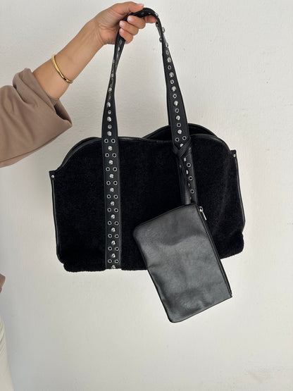 Tasche in Schwarz mit Nieten und Kunstfell