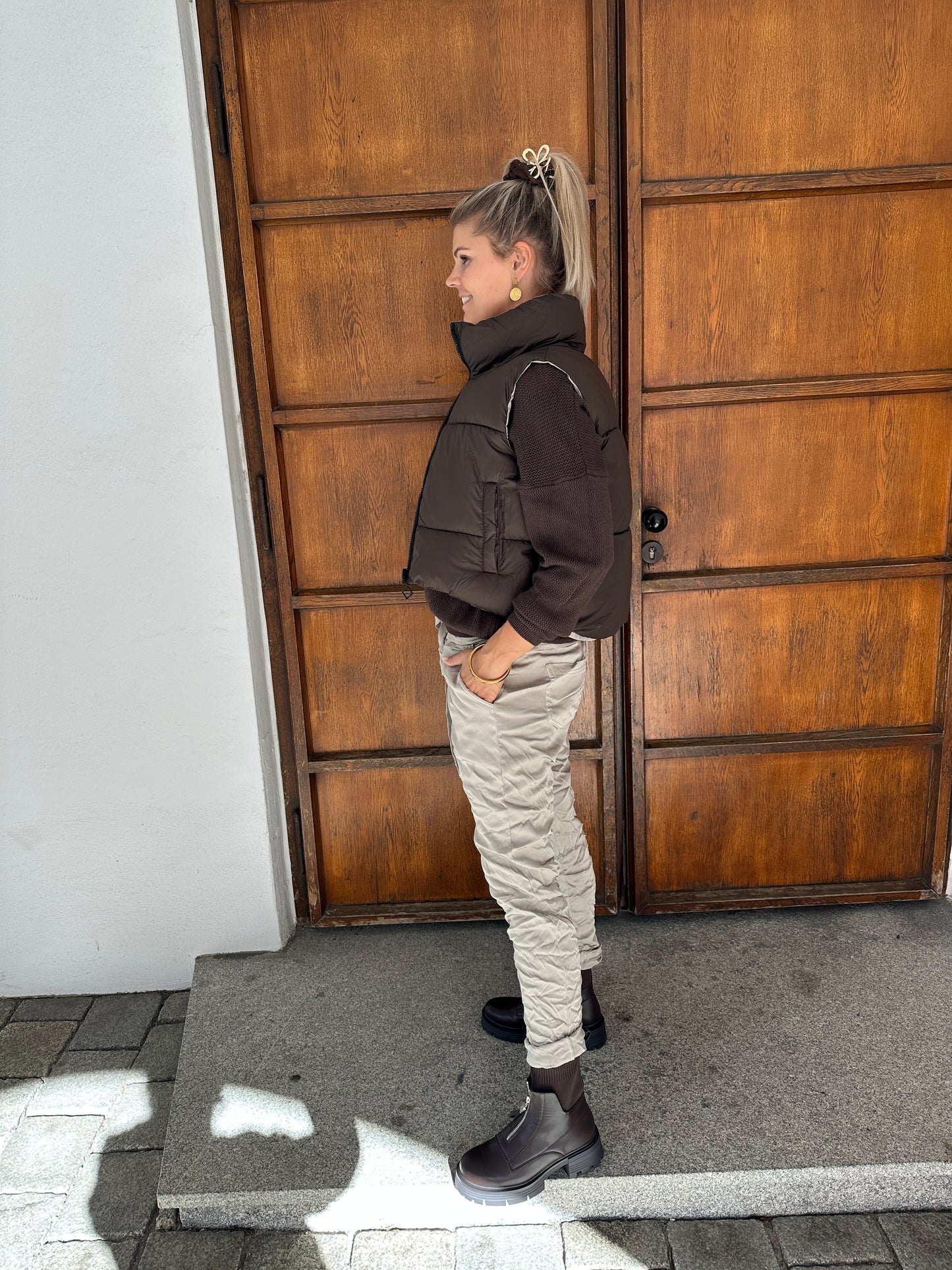 hose in taupe (satin) mit schräger knopfleist( glitzerknöpfe )