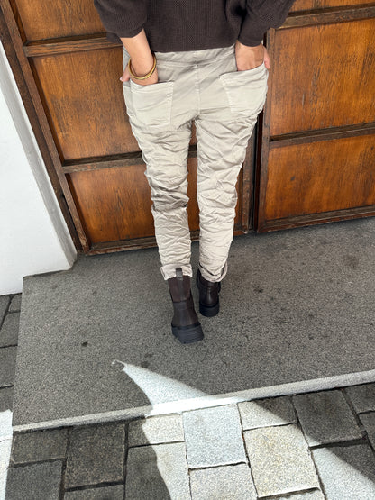 Hose in Taupe (Satin) mit schräger Knopfleist( Glitzerknöpfe )