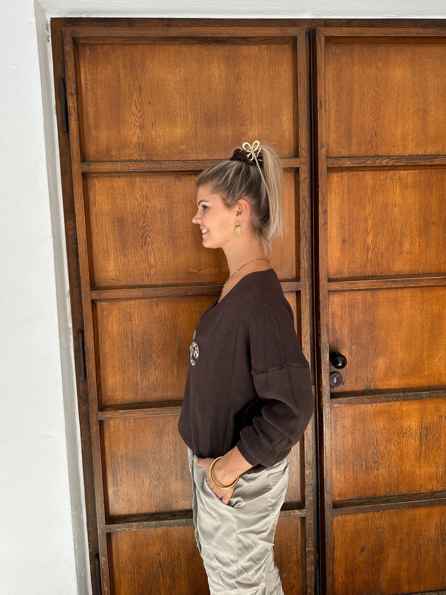 pullover in schokobraun mit v-ausschnitt und glitzeraufdruck ( jadere)