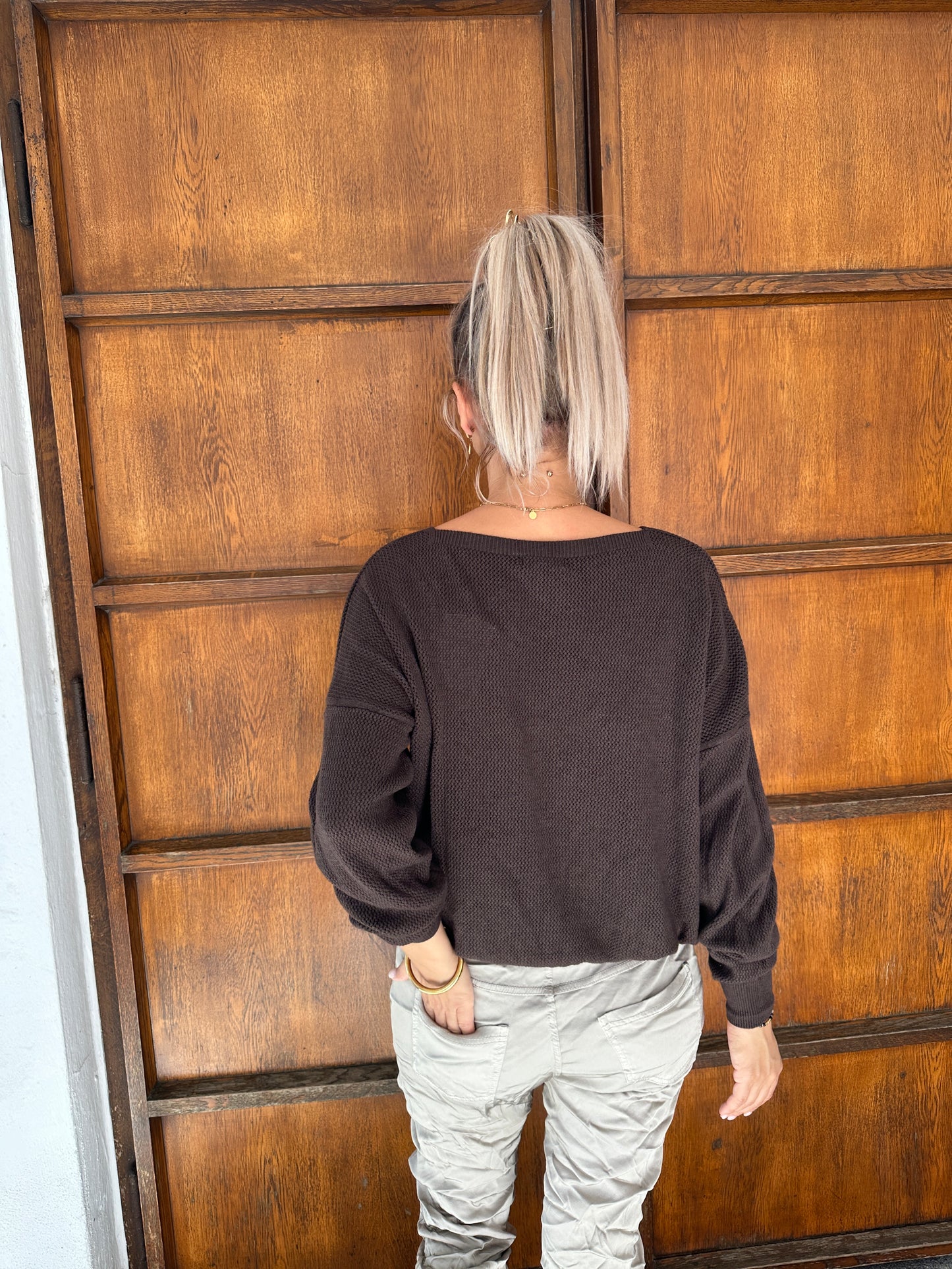 pullover in schokobraun mit v-ausschnitt und glitzeraufdruck ( jadere)