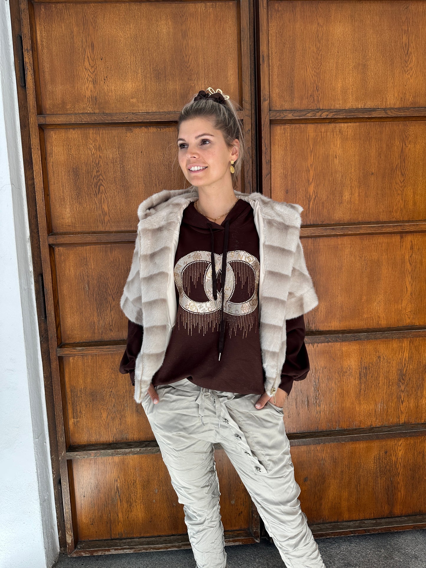 pullover in schokobraun mit kapuze und goldenen glitzeraufdruck