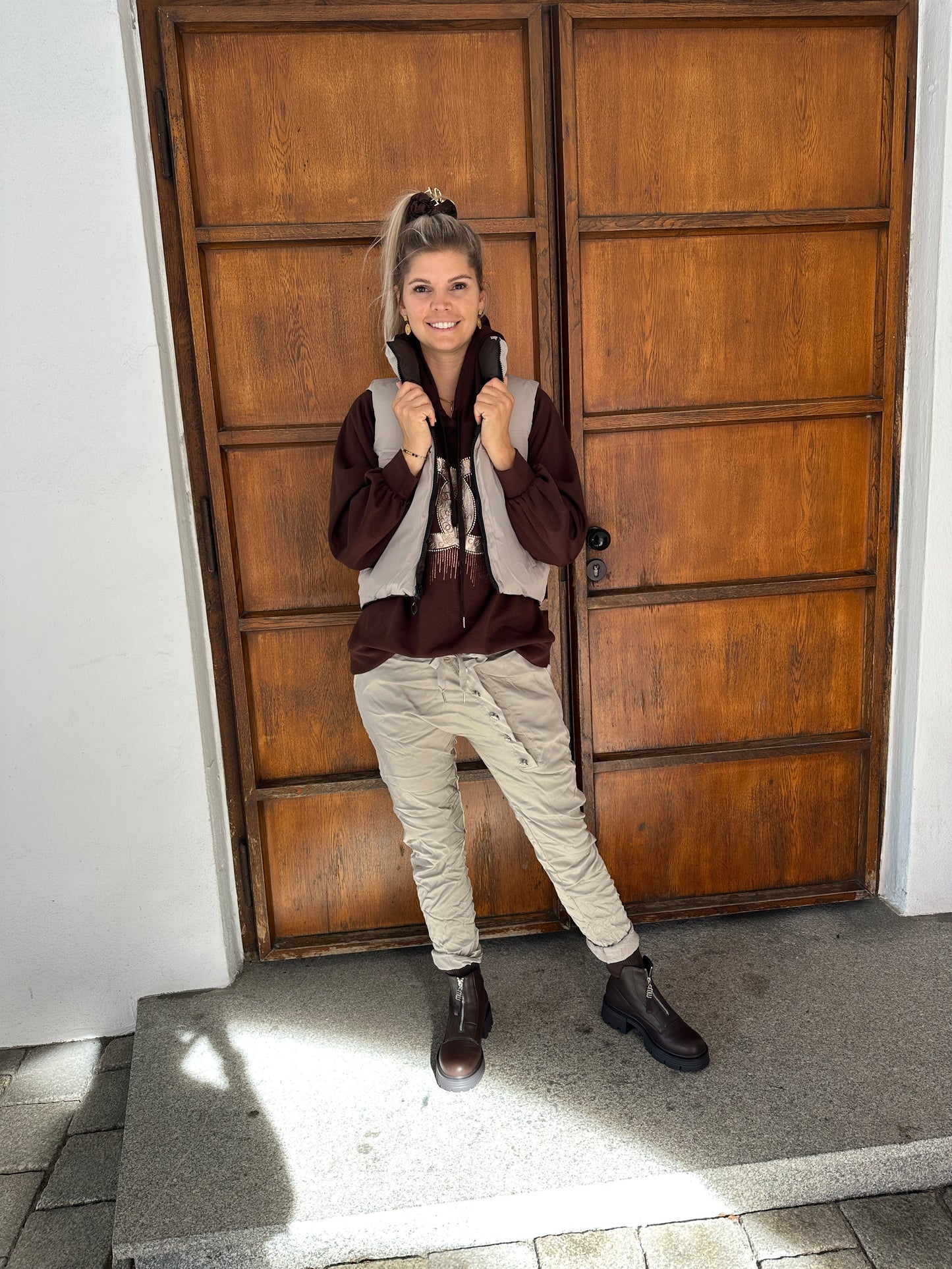 pullover in schokobraun mit kapuze und goldenen glitzeraufdruck