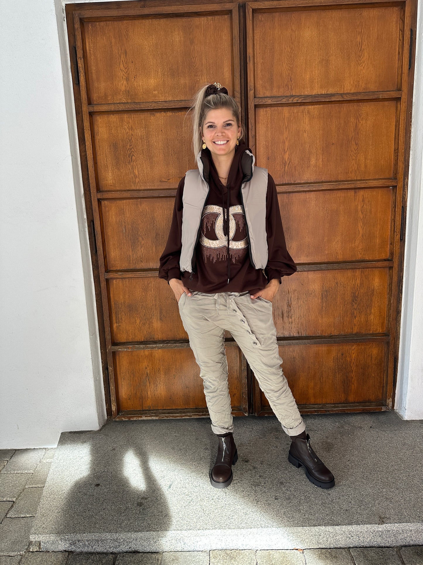 pullover in schokobraun mit kapuze und goldenen glitzeraufdruck