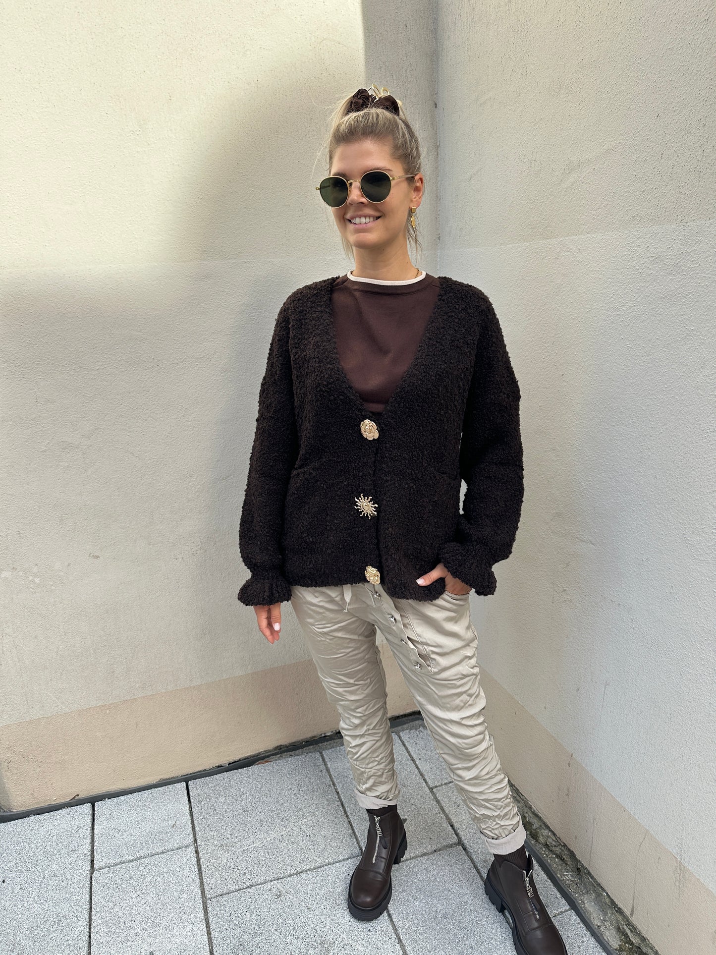 strickjacke in schokobraun mit goldenen knöpfen und taschen vorne