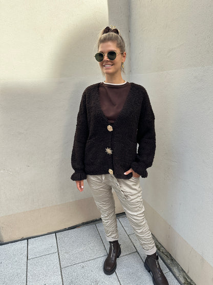 Strickjacke in Schokobraun mit goldenen Knöpfen und Taschen vorne