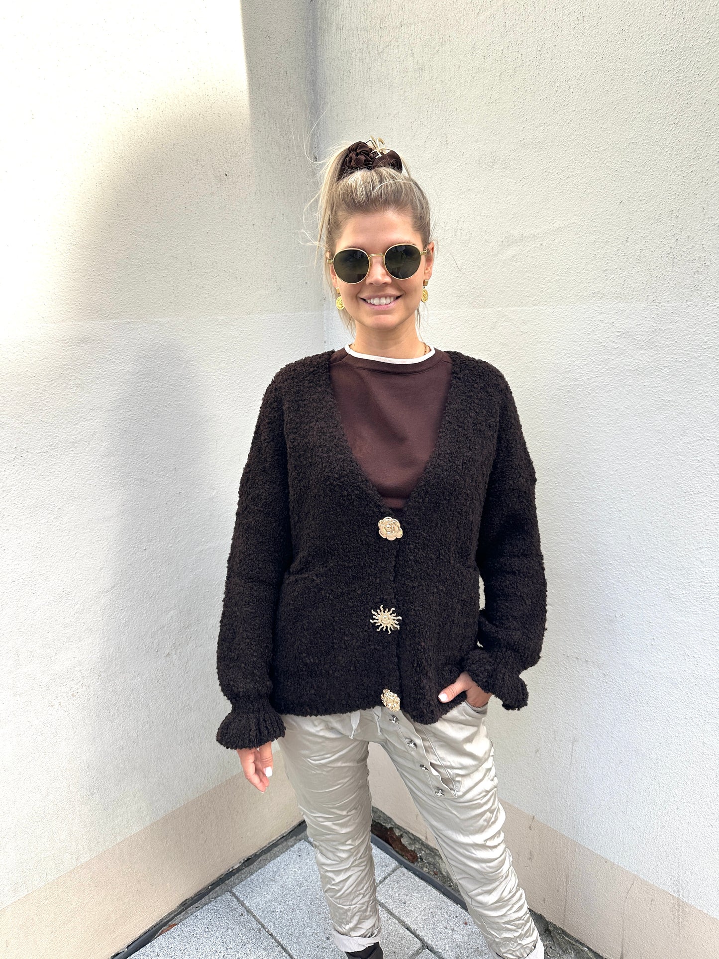 strickjacke in schokobraun mit goldenen knöpfen und taschen vorne