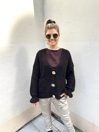Strickjacke in Schokobraun mit goldenen Knöpfen und Taschen vorne