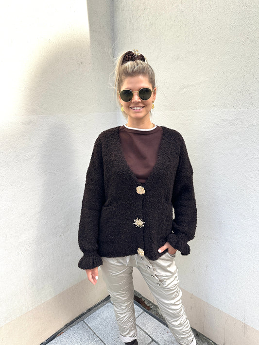 Strickjacke in Schokobraun mit goldenen Knöpfen und Taschen vorne