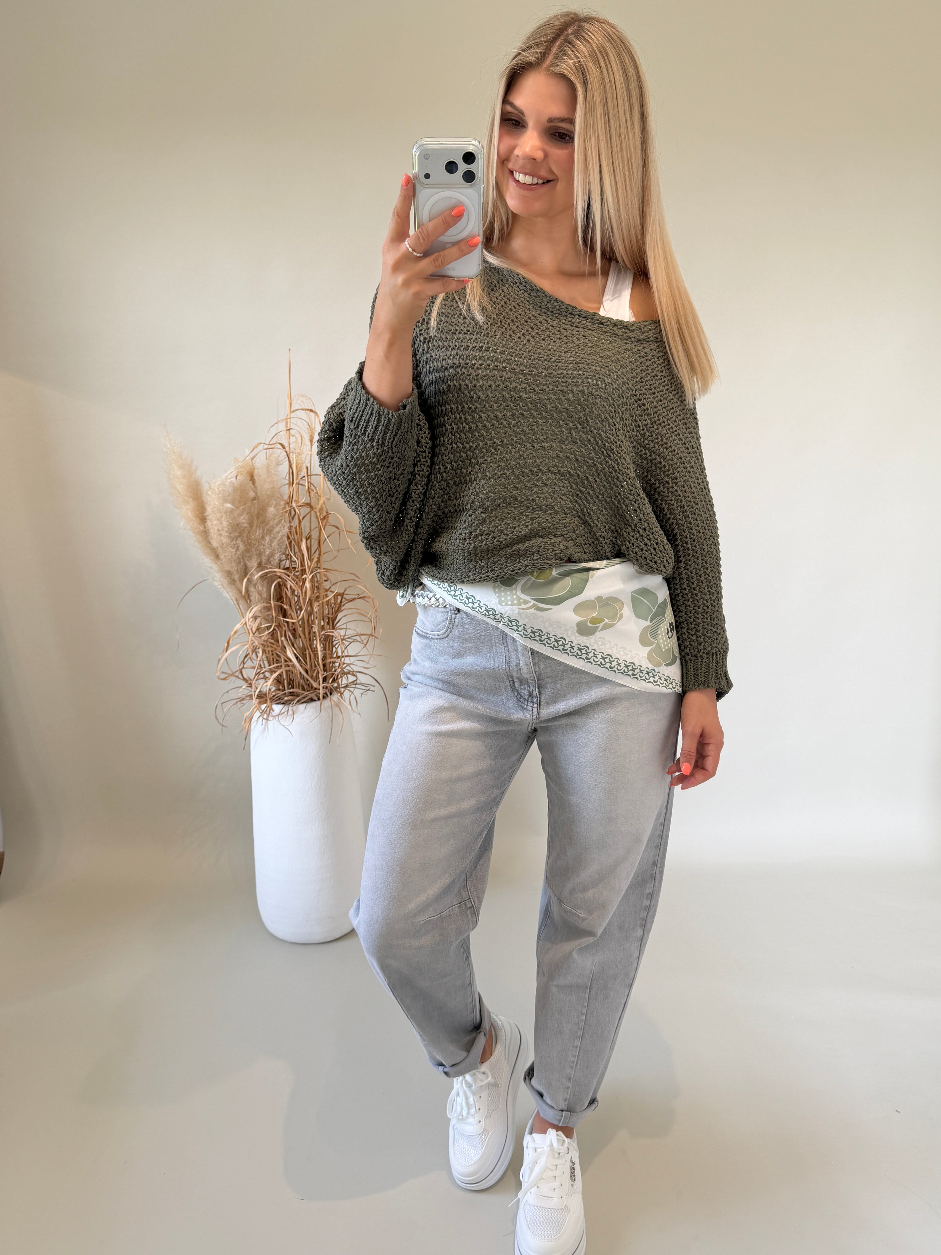 Pullover in Olivgrün vorne mit Knoten