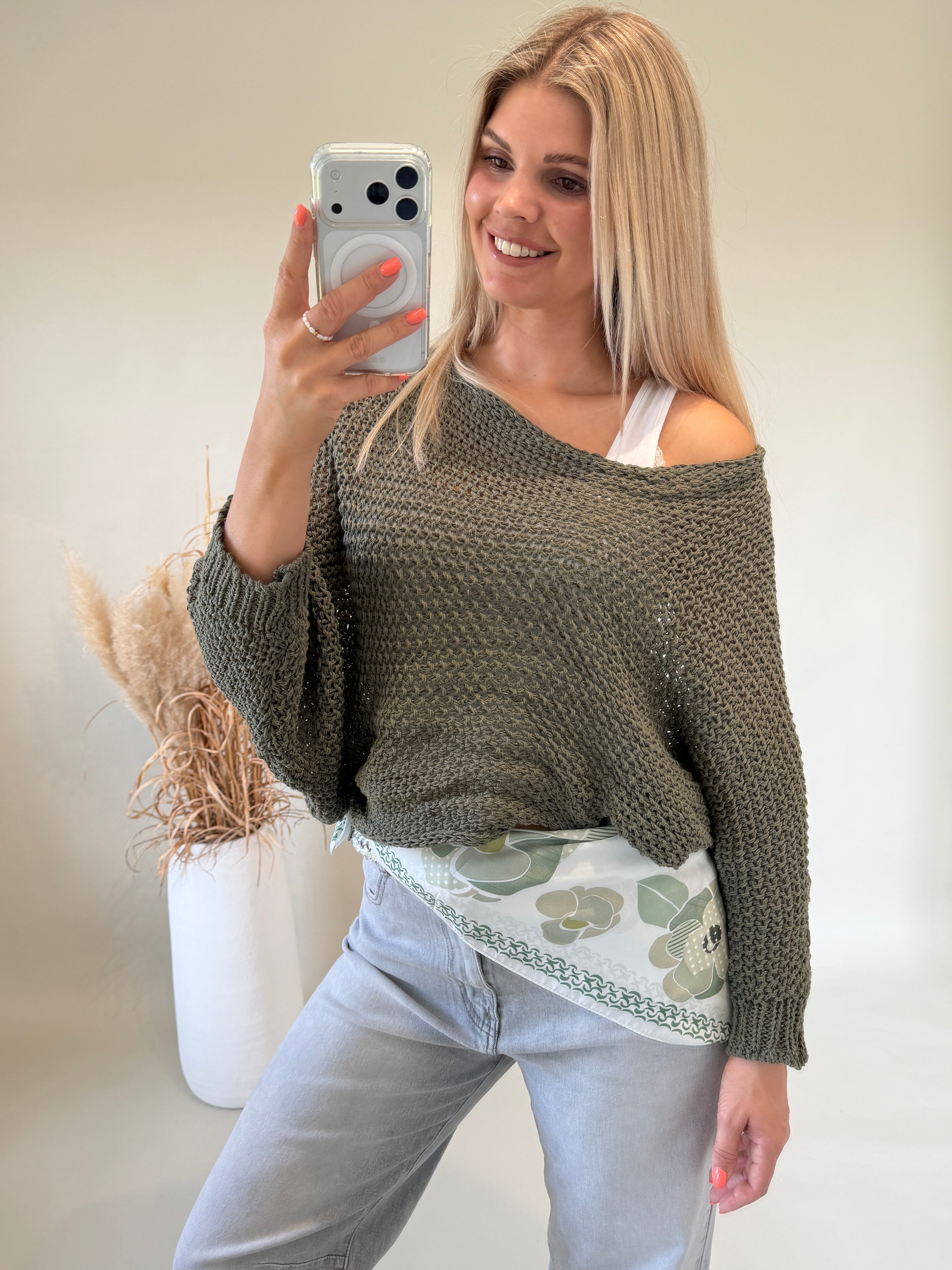 Pullover in Olivgrün vorne mit Knoten