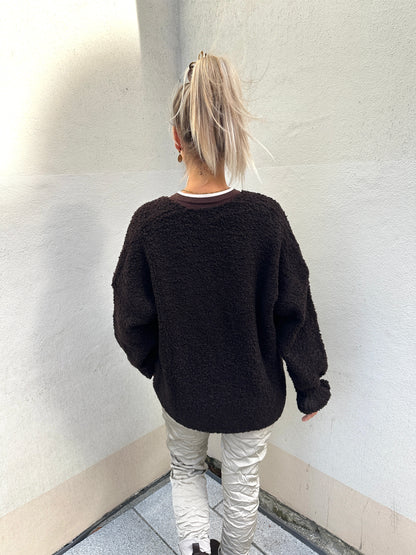 Strickjacke in Schokobraun mit goldenen Knöpfen und Taschen vorne