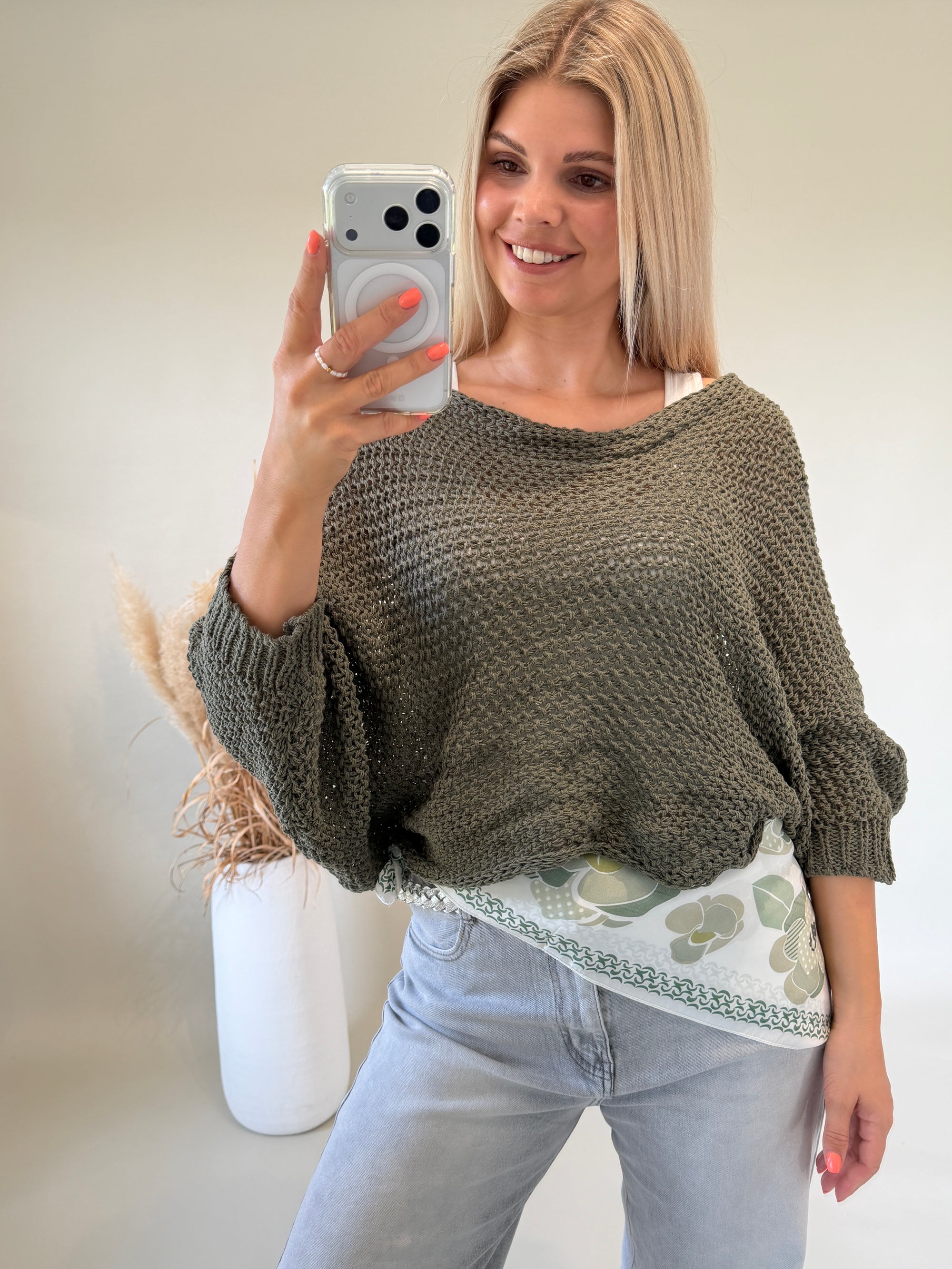 Pullover in Olivgrün vorne mit Knoten