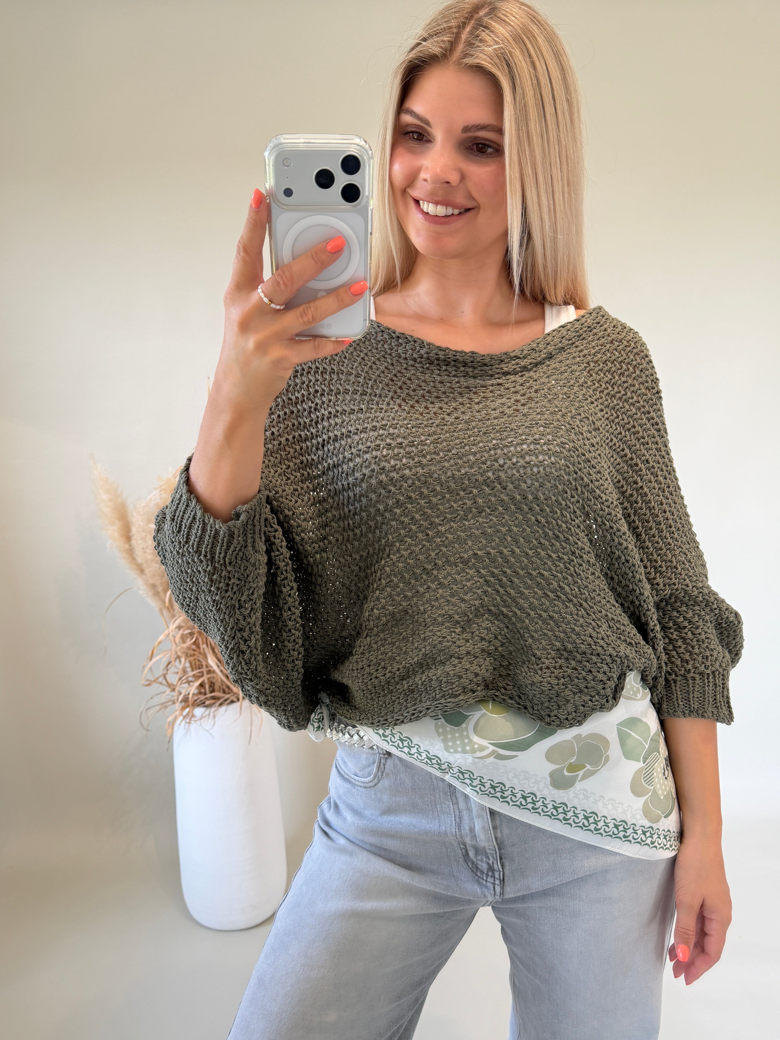 Pullover in Olivgrün vorne mit Knoten