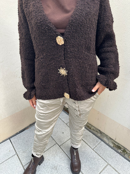 Strickjacke in Schokobraun mit goldenen Knöpfen und Taschen vorne