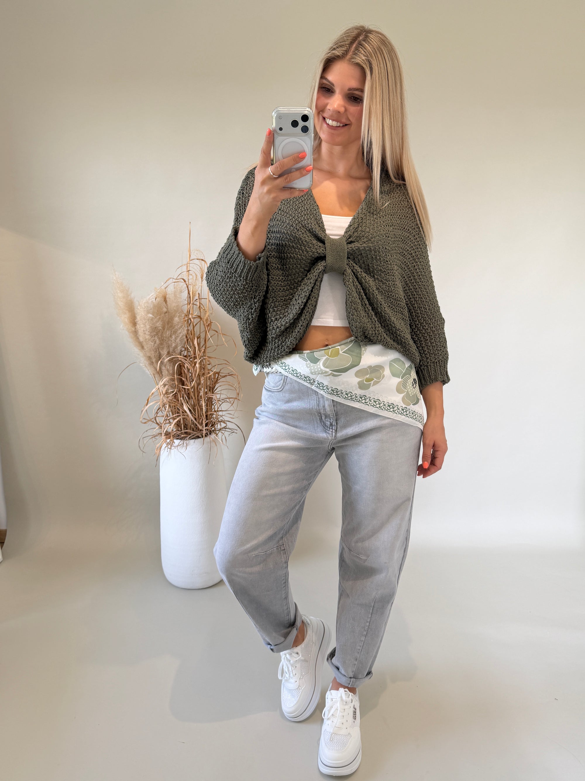 Pullover in Olivgrün vorne mit Knoten