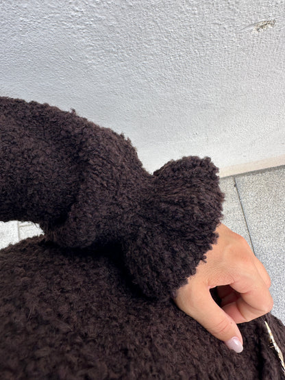 Strickjacke in Schokobraun mit goldenen Knöpfen und Taschen vorne