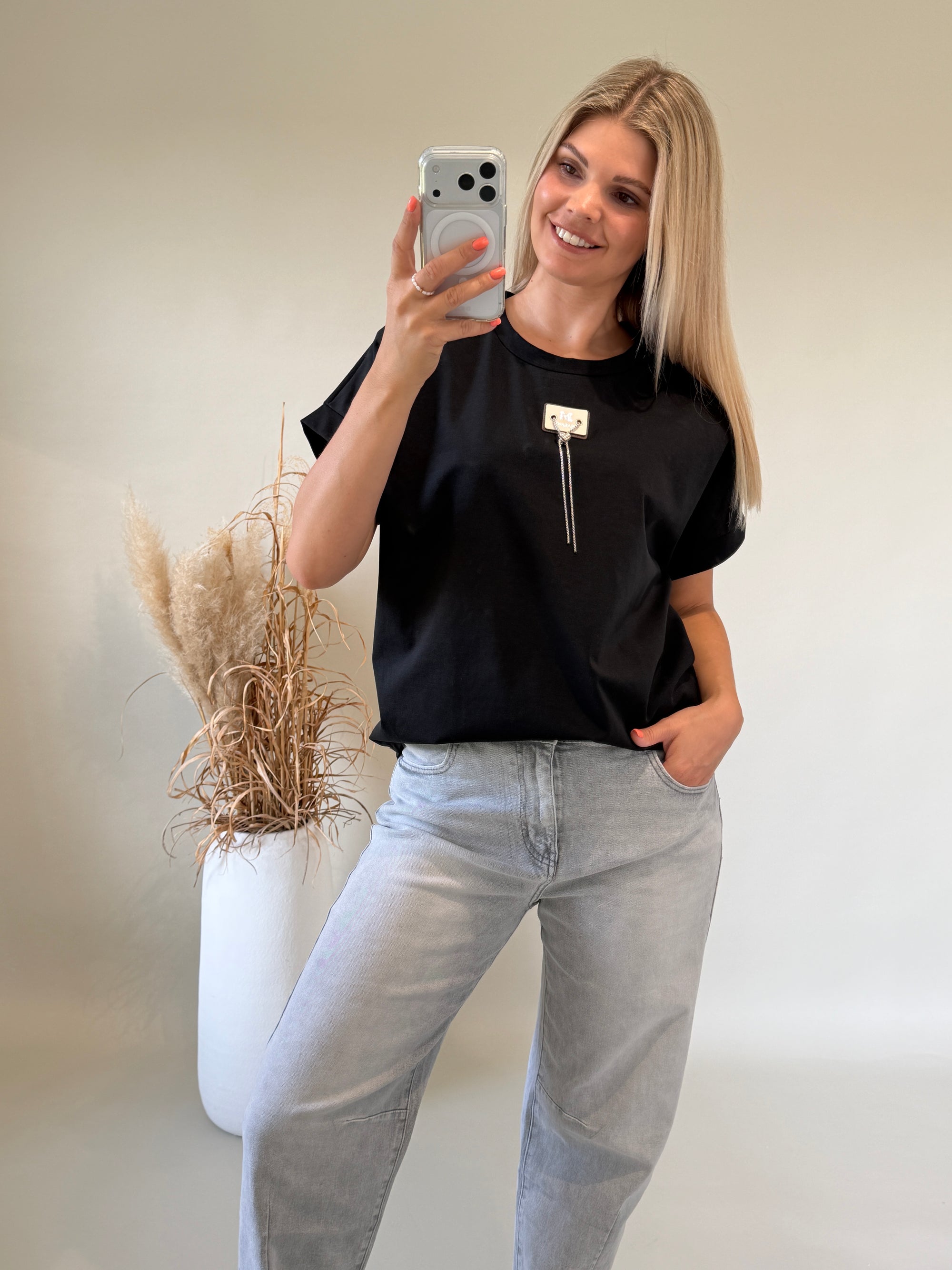 T - Shirt in Schwarz mit Anhänger vorne