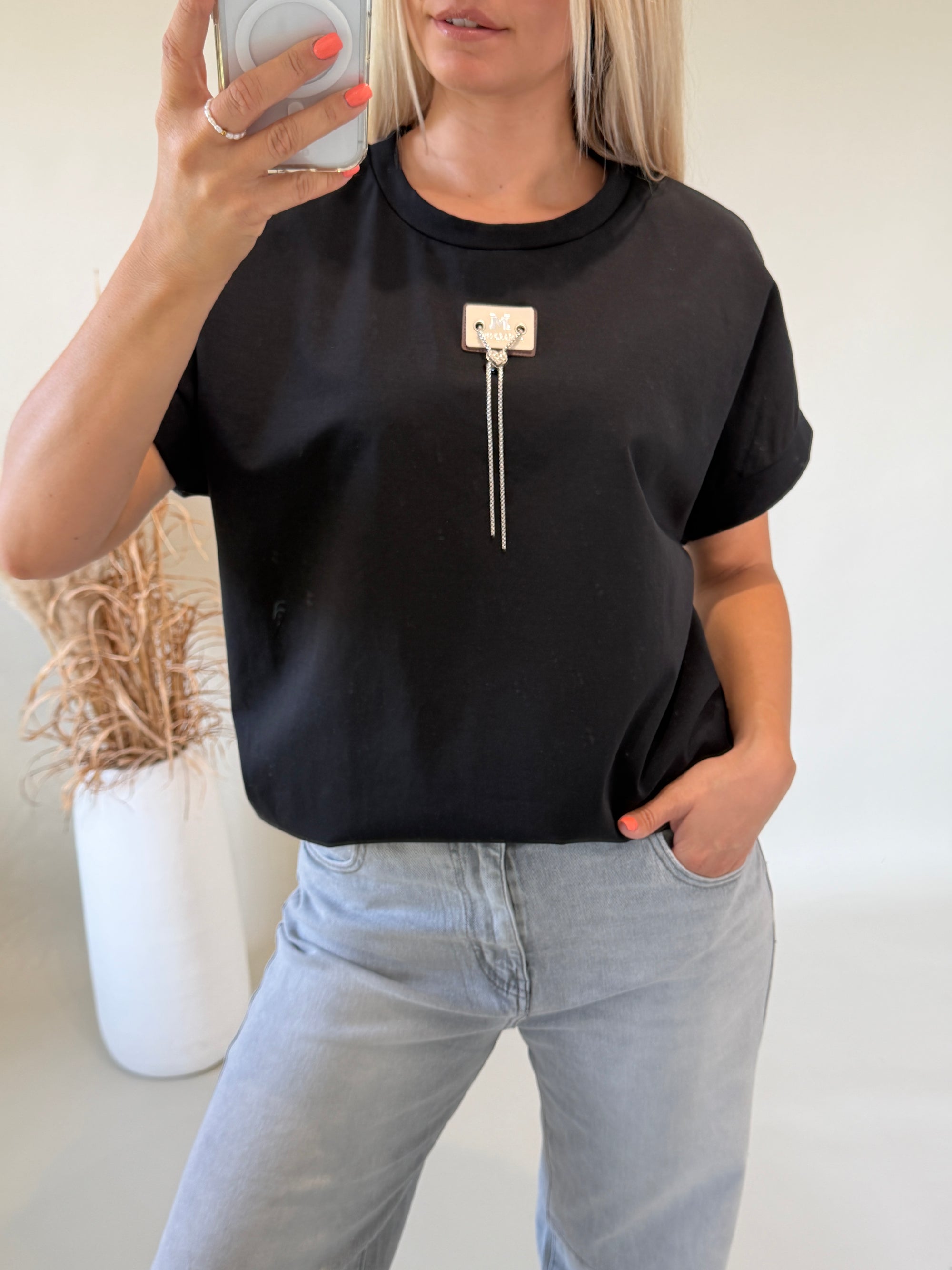 T - Shirt in Schwarz mit Anhänger vorne