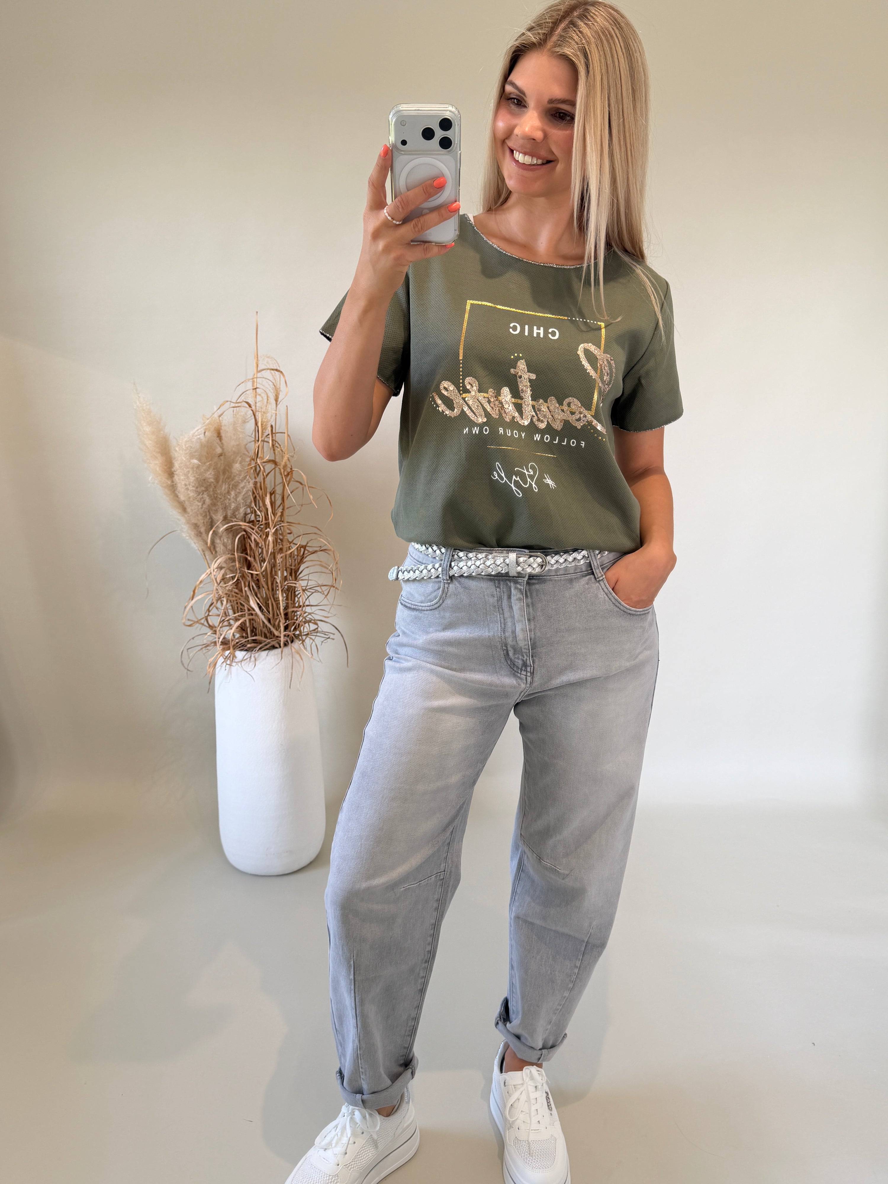 T - Shirt in Olivgrün mit Aufdruck in Gold