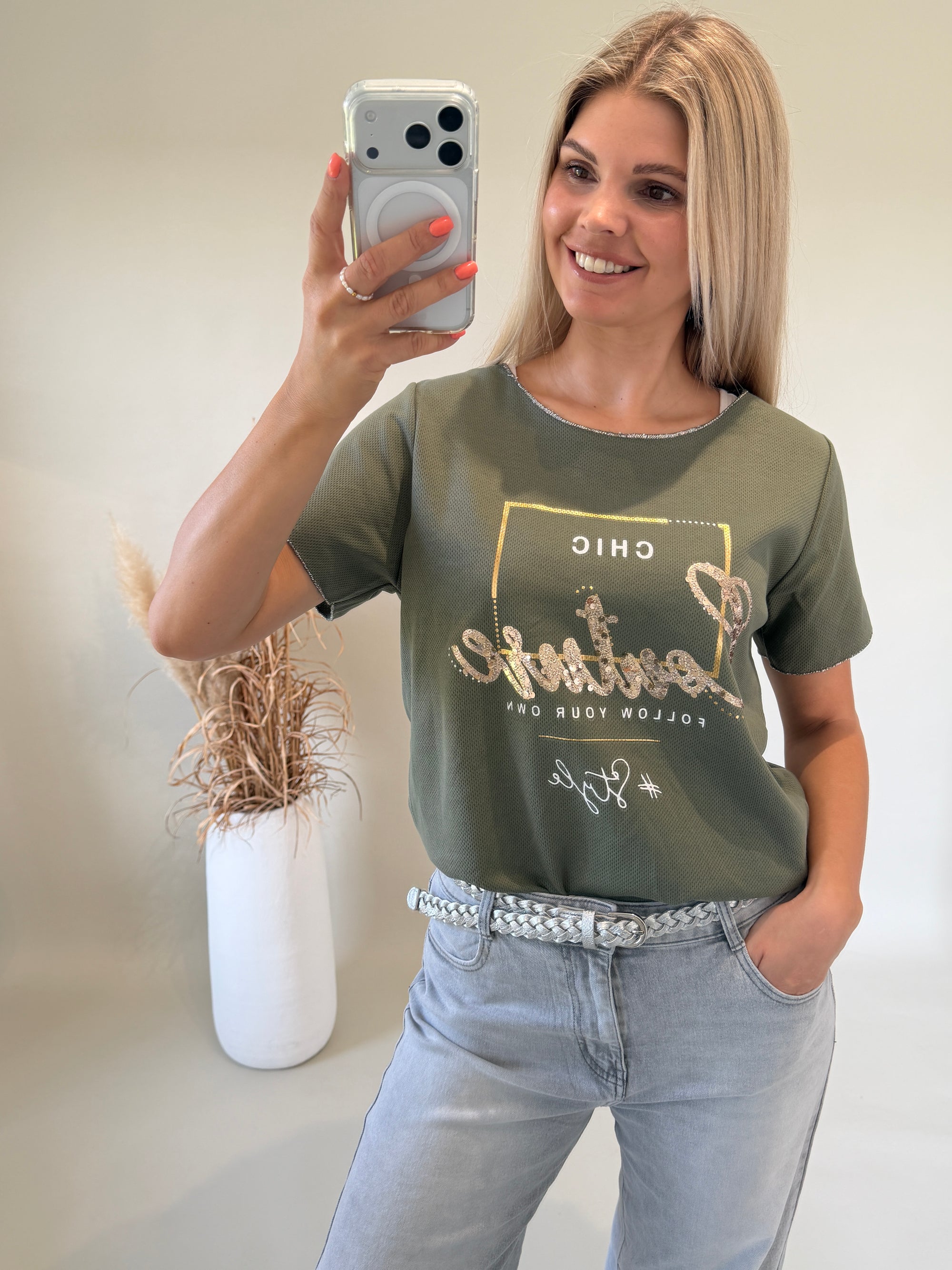 T - Shirt in Olivgrün mit Aufdruck in Gold