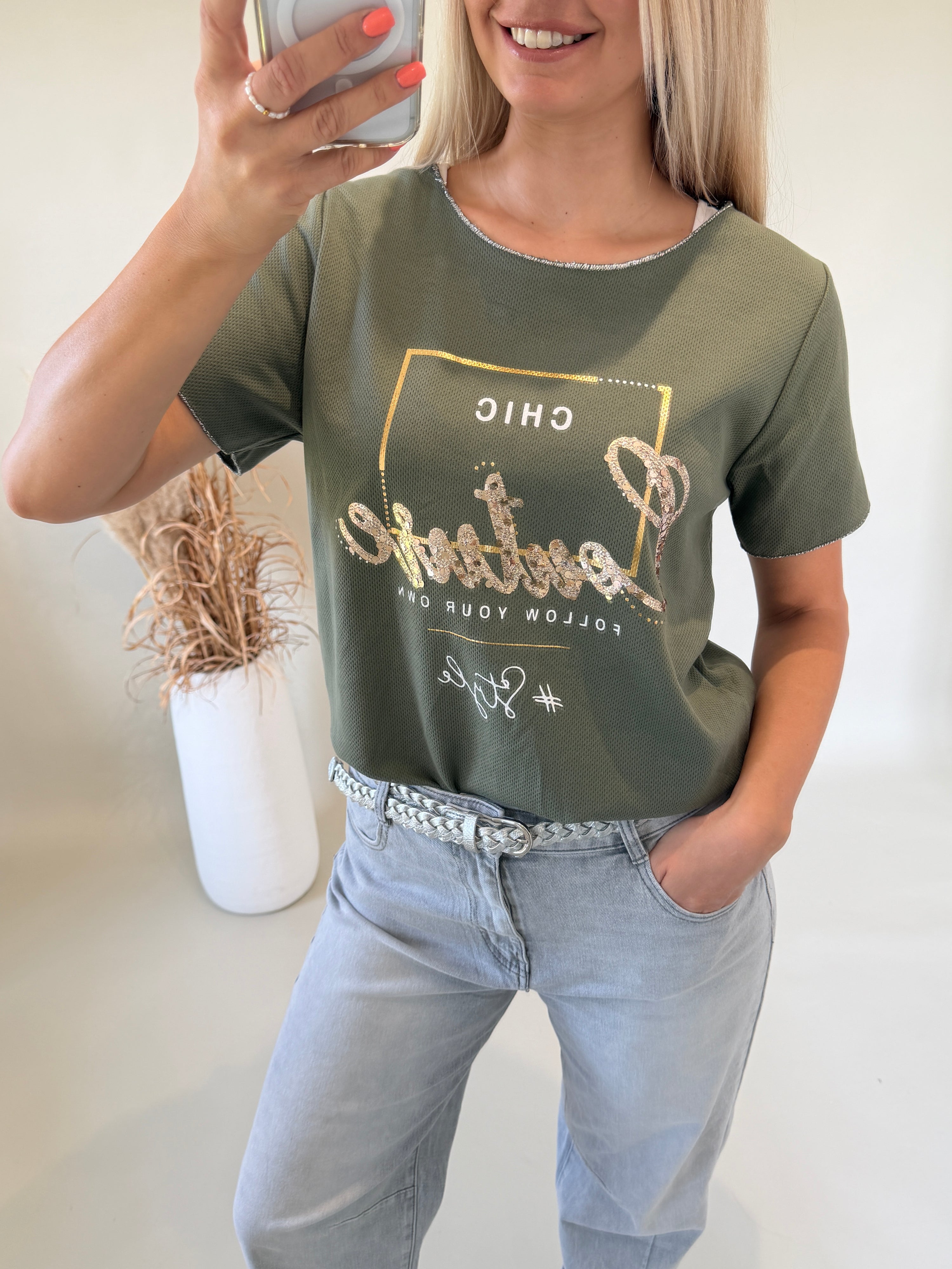 T - Shirt in Olivgrün mit Aufdruck in Gold