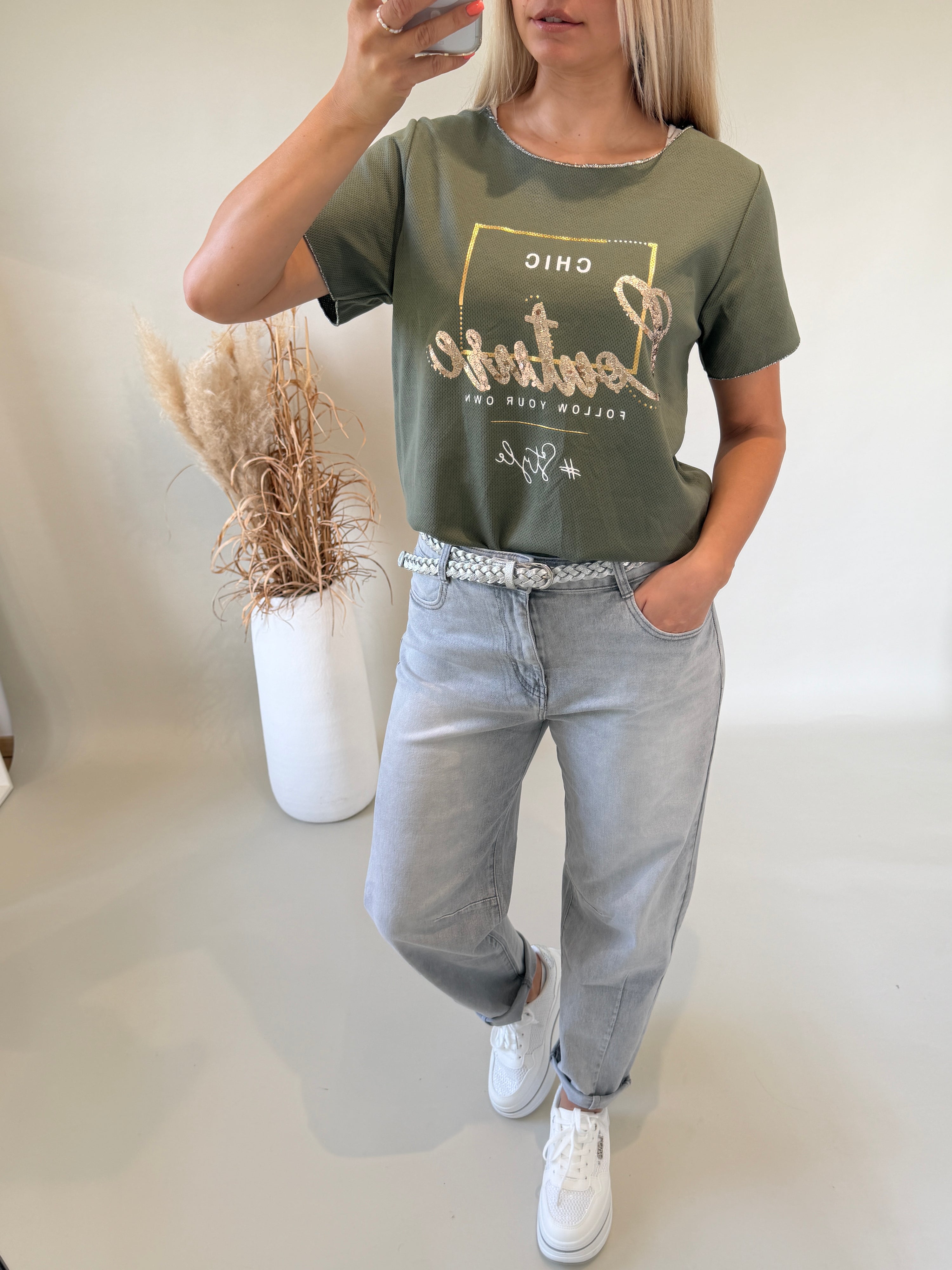 T - Shirt in Olivgrün mit Aufdruck in Gold