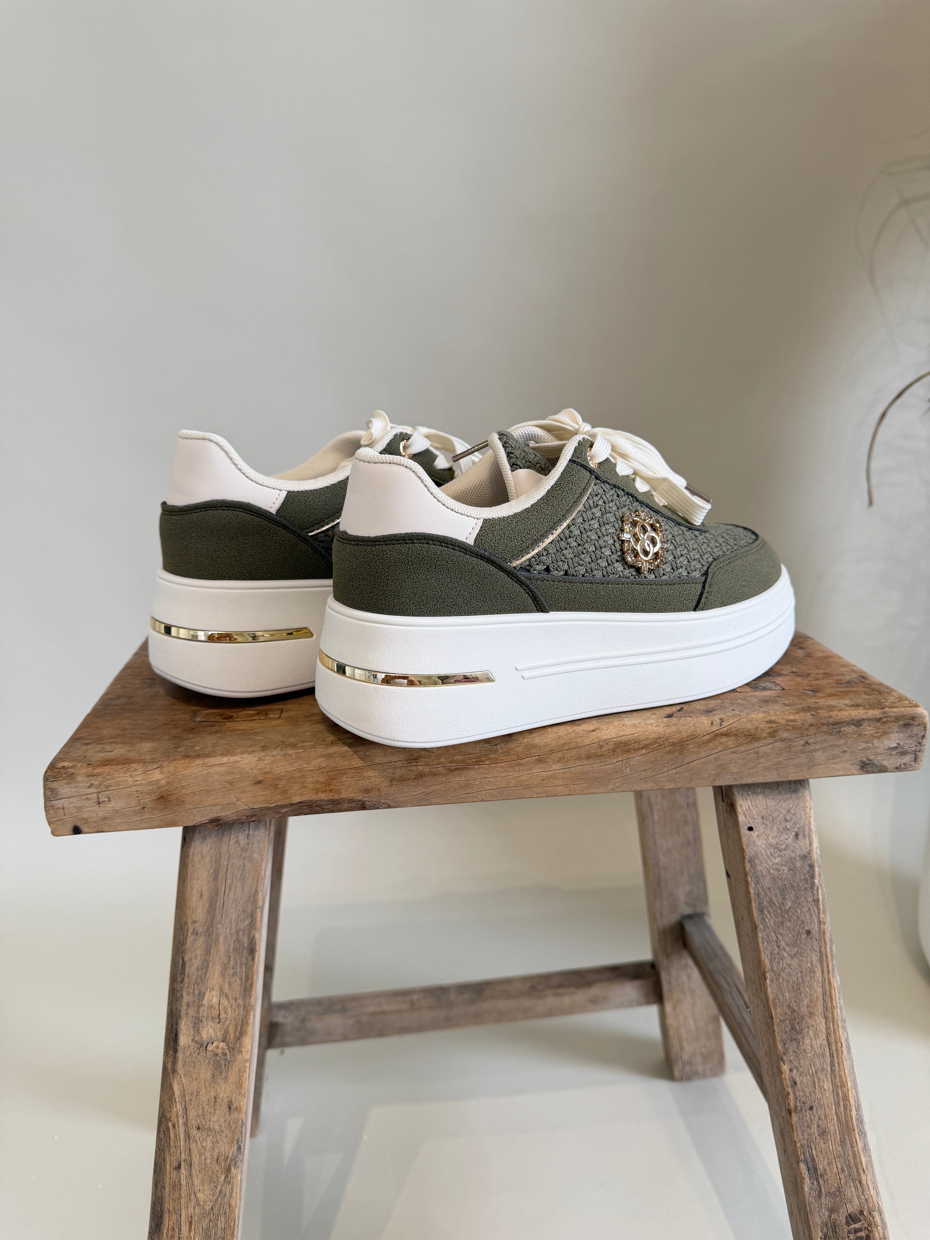 Sneaker in Olivgrün