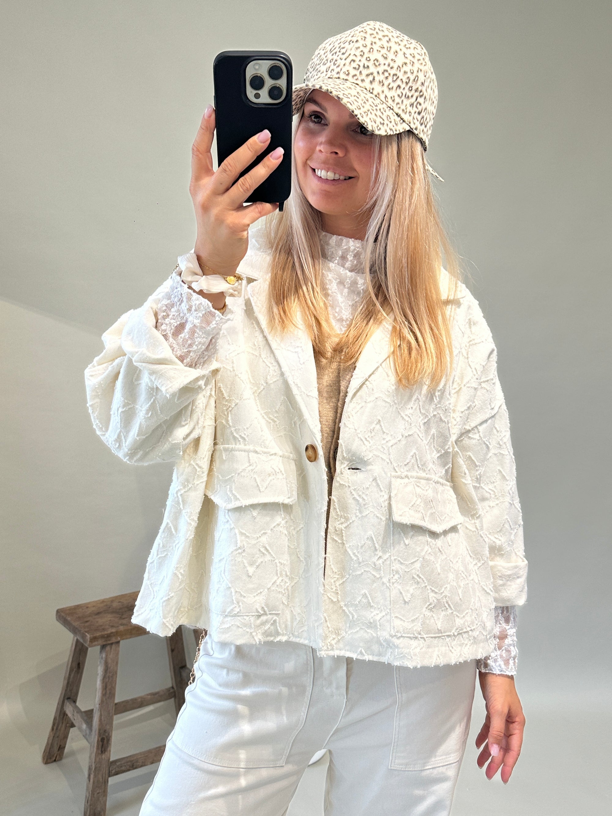 Jacke in Wollweiß mit Muster und Taschen vorne