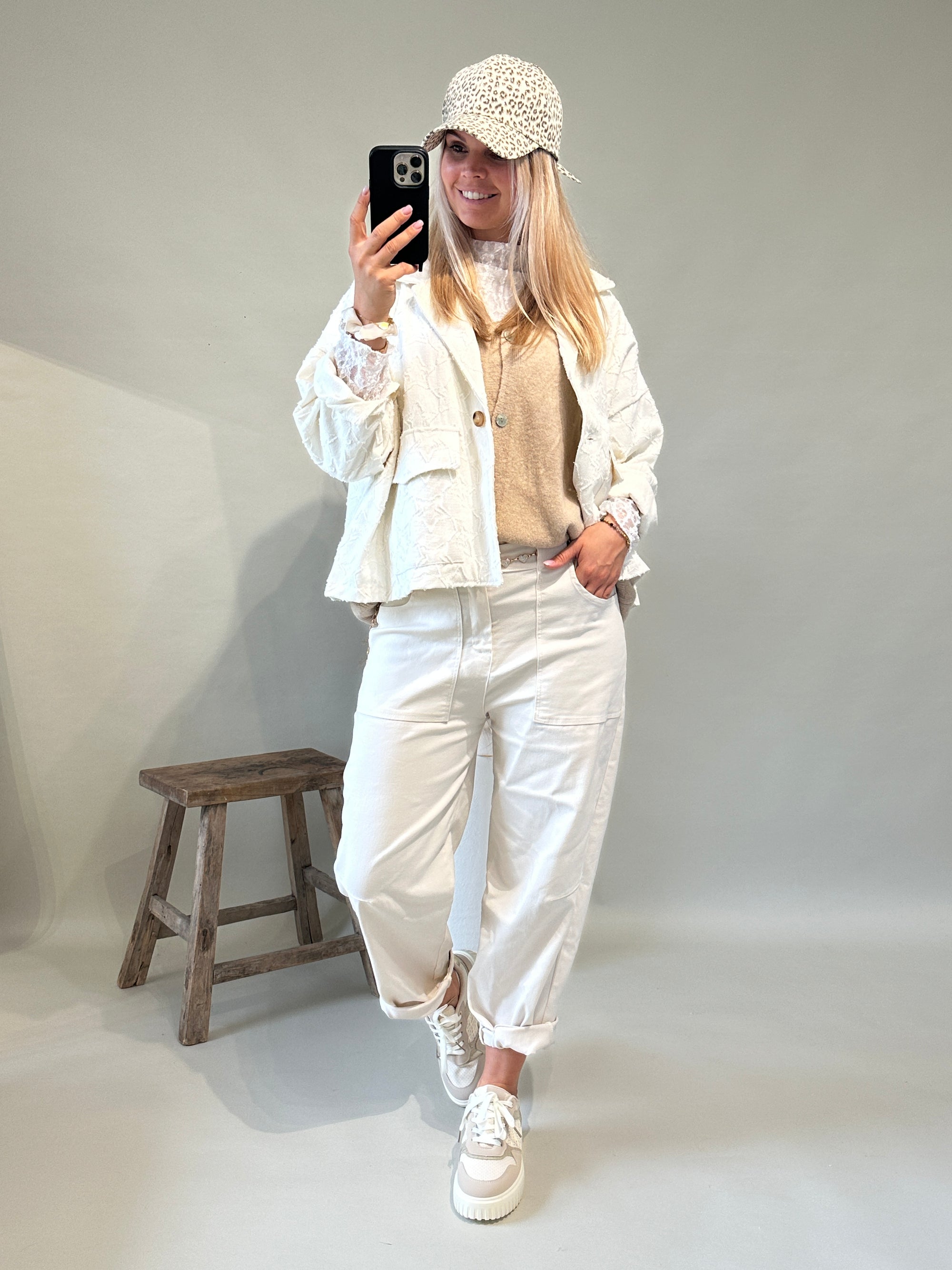 Jacke in Wollweiß mit Muster und Taschen vorne