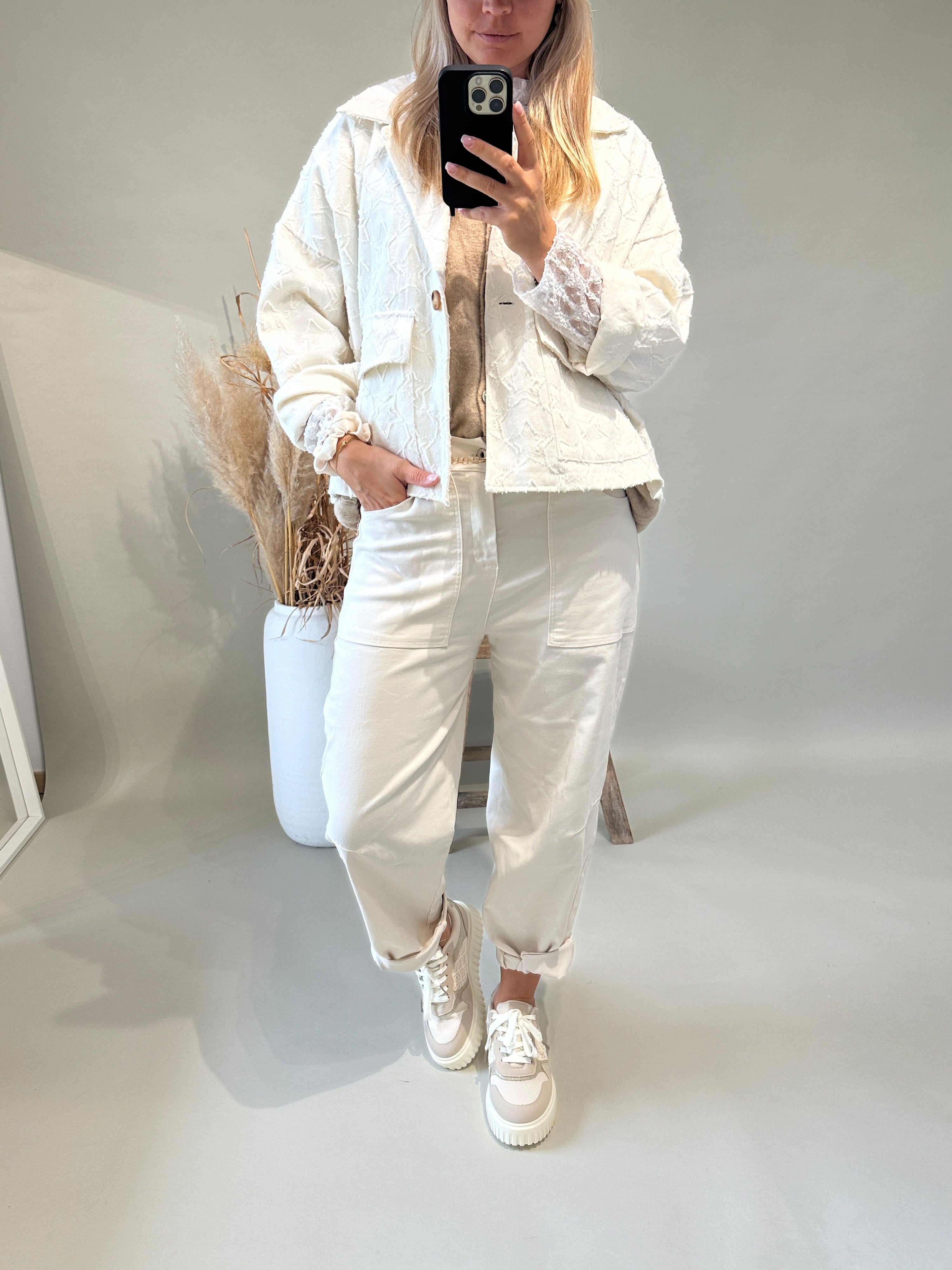 Jacke in Wollweiß mit Muster und Taschen vorne