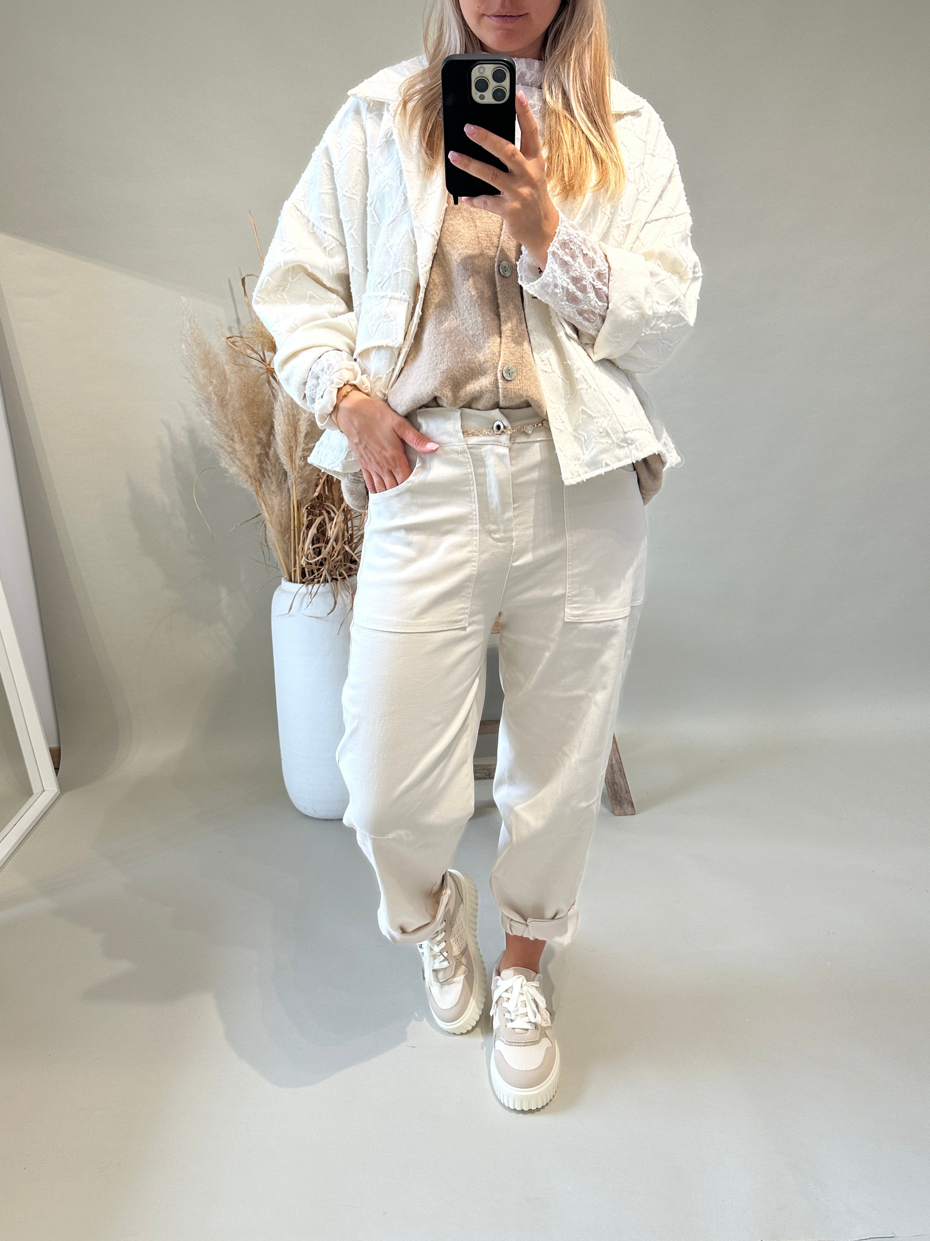 Jacke in Wollweiß mit Muster und Taschen vorne