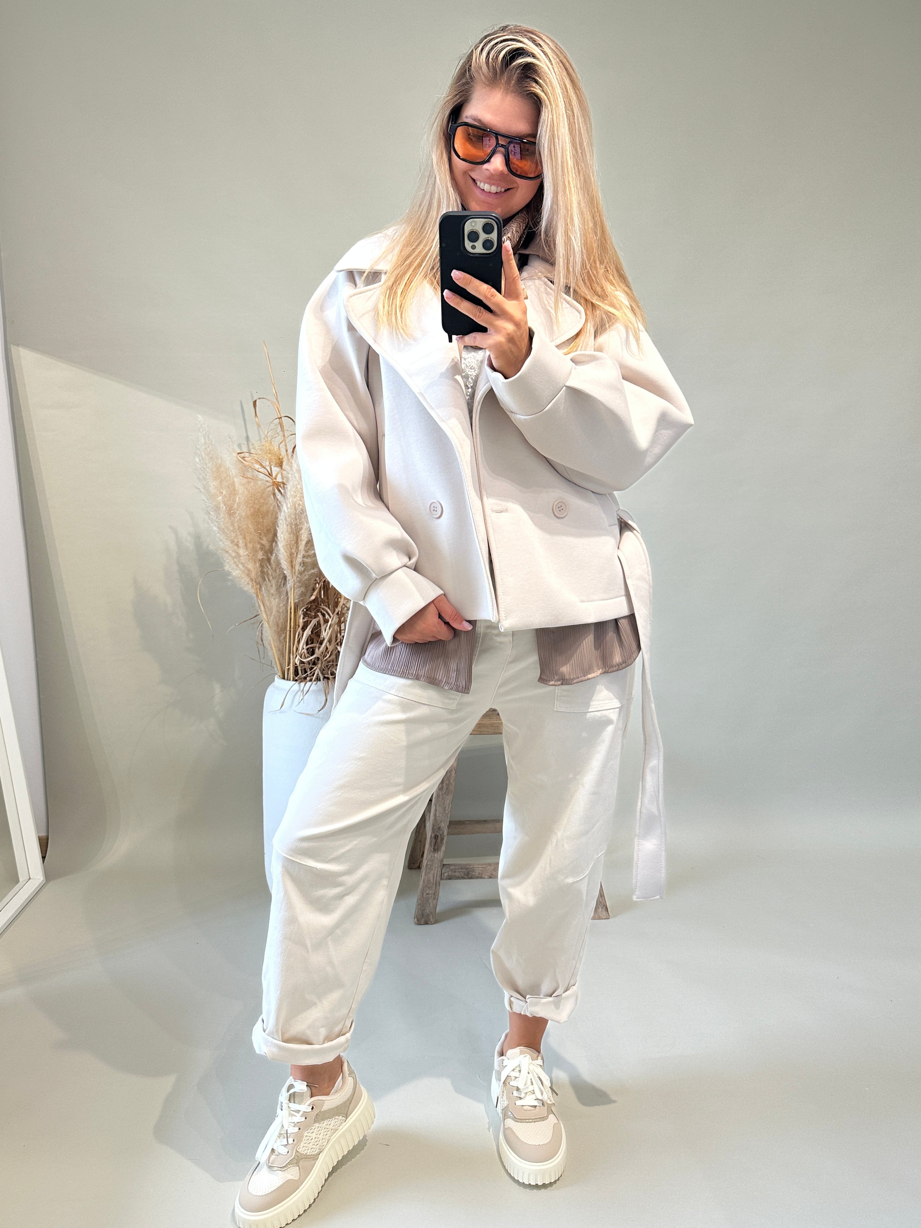 Jacke in Hellbeige mit Gürtel