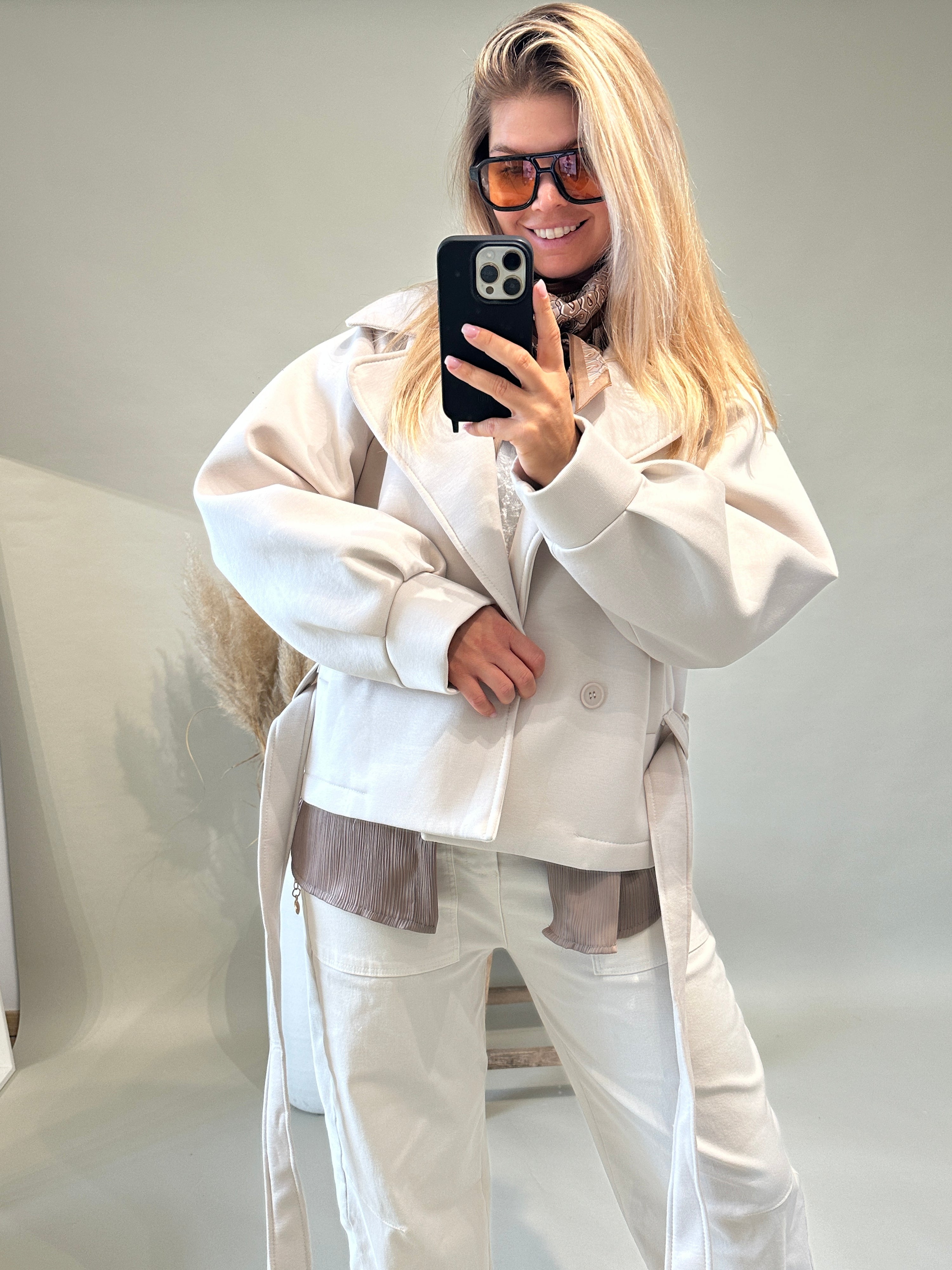 Jacke in Hellbeige mit Gürtel