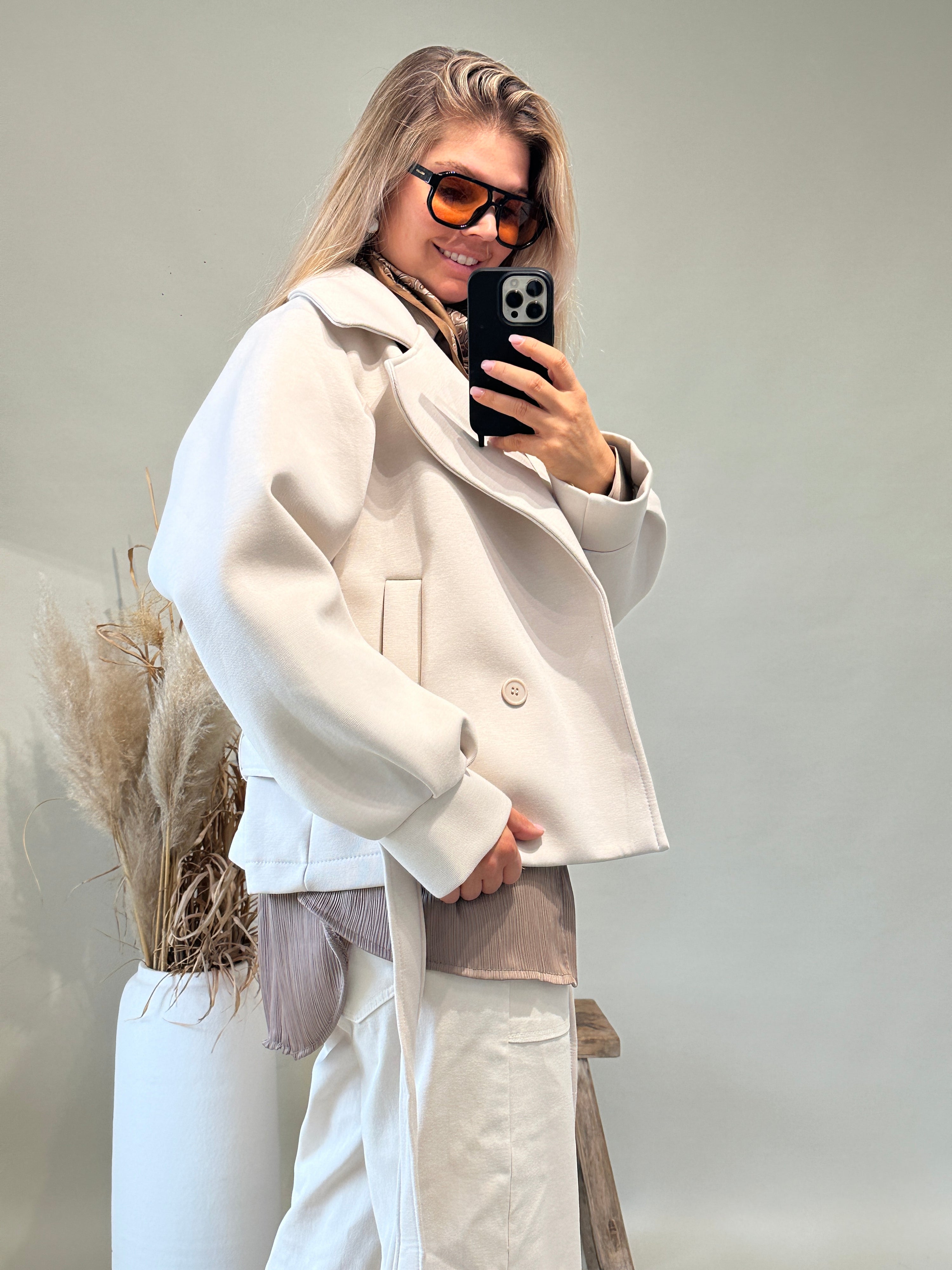 Jacke in Hellbeige mit Gürtel