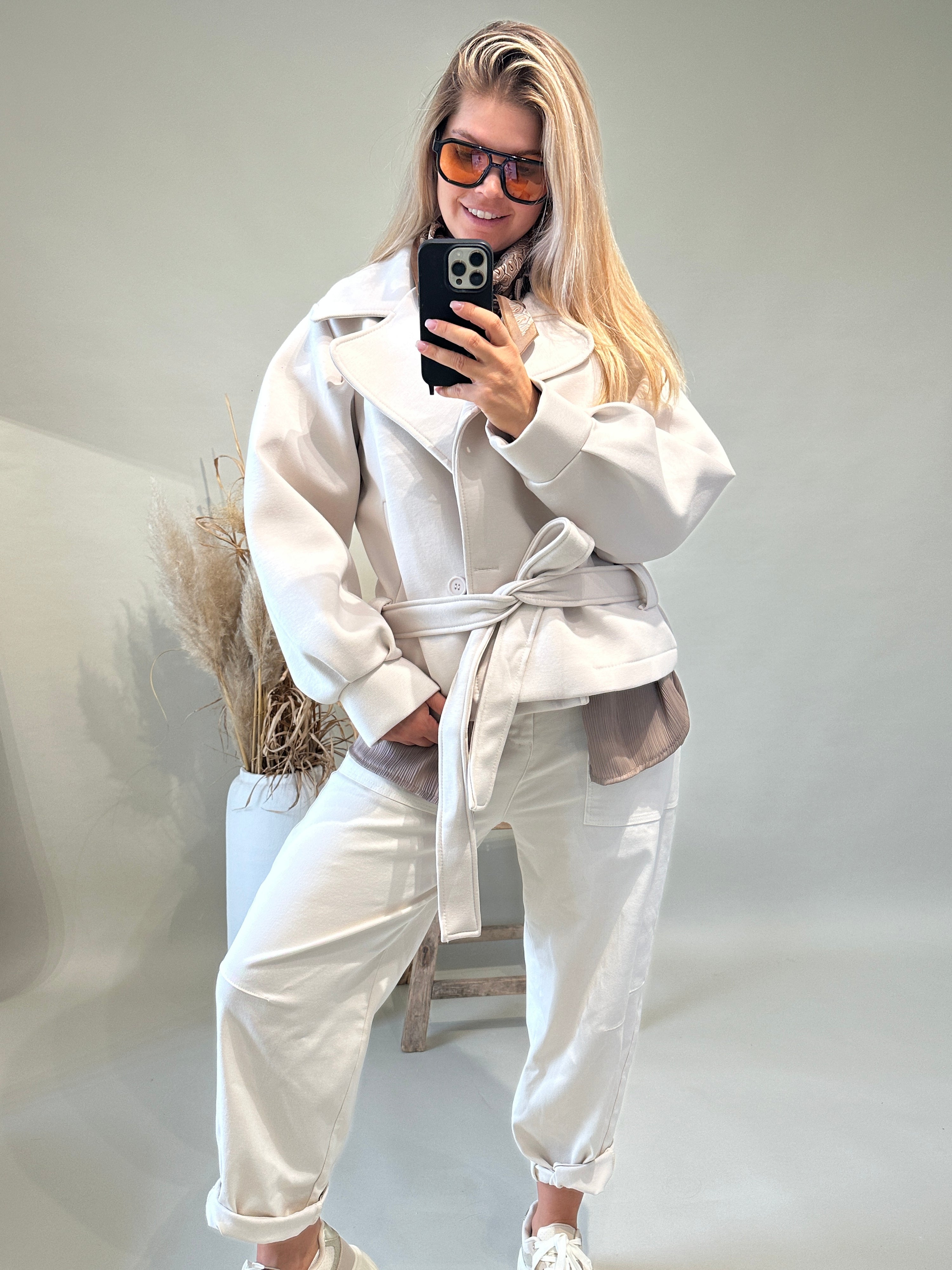Jacke in Hellbeige mit Gürtel