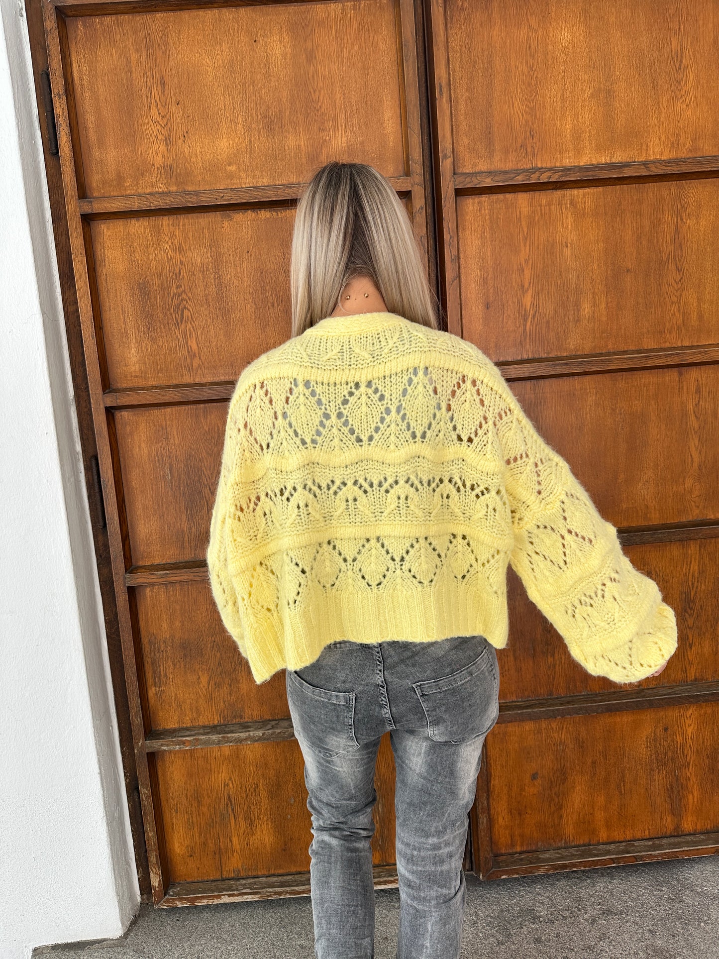 strickjacke in zitronengelb  mit goldenen spangen