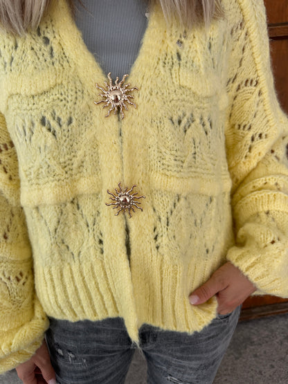 Strickjacke in Zitronengelb  mit goldenen Spangen
