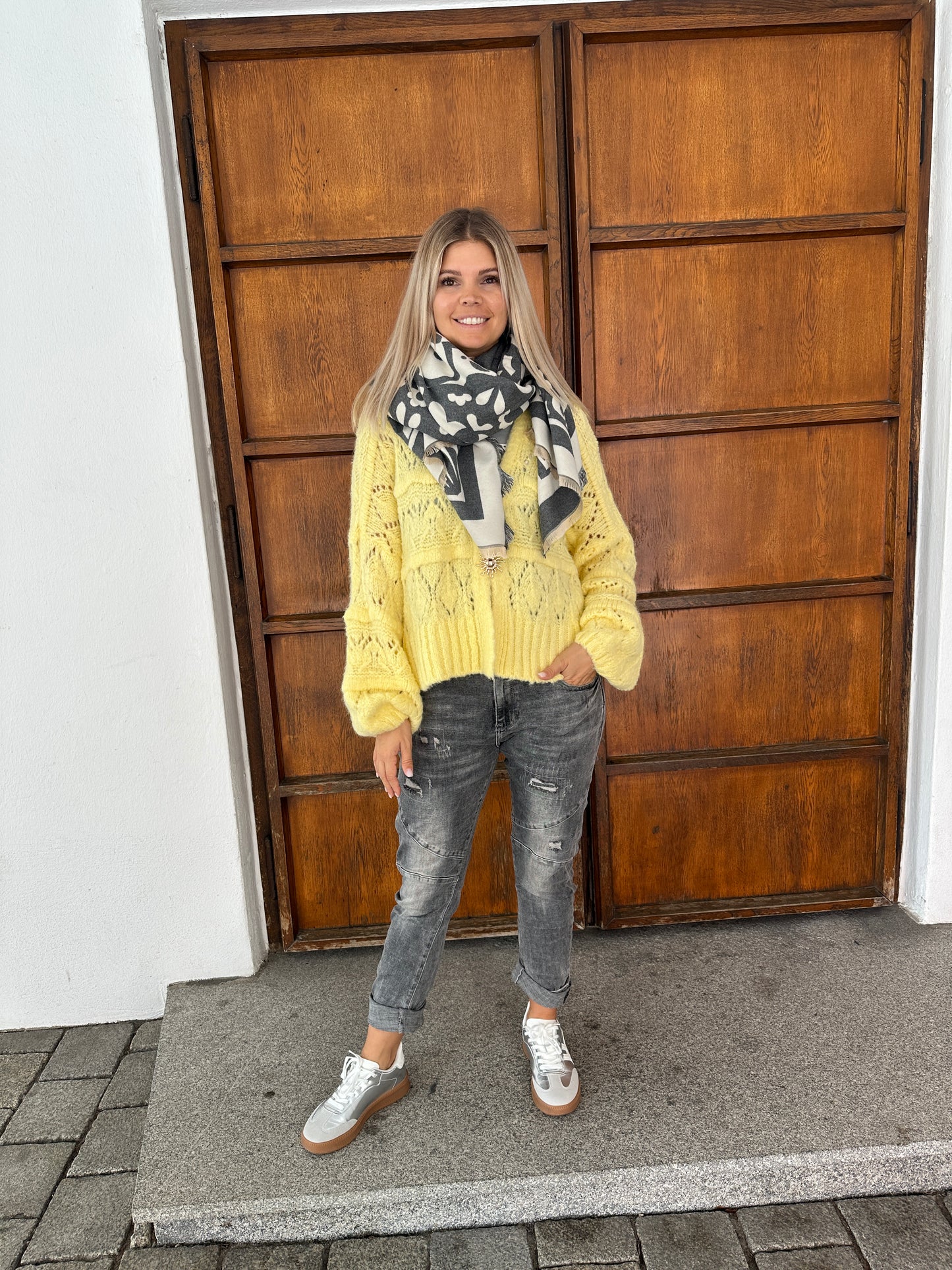 strickjacke in zitronengelb  mit goldenen spangen