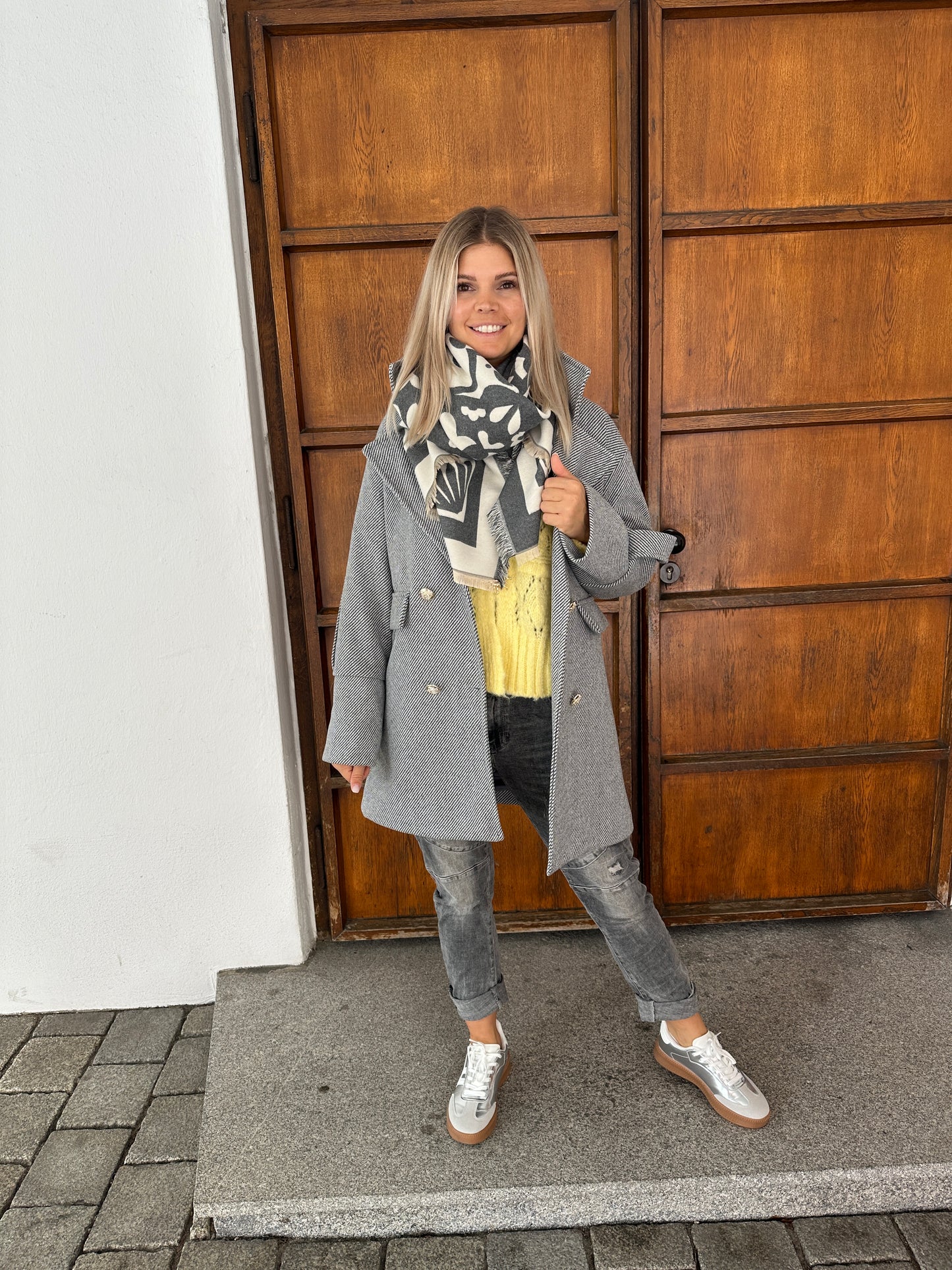 strickjacke in zitronengelb  mit goldenen spangen