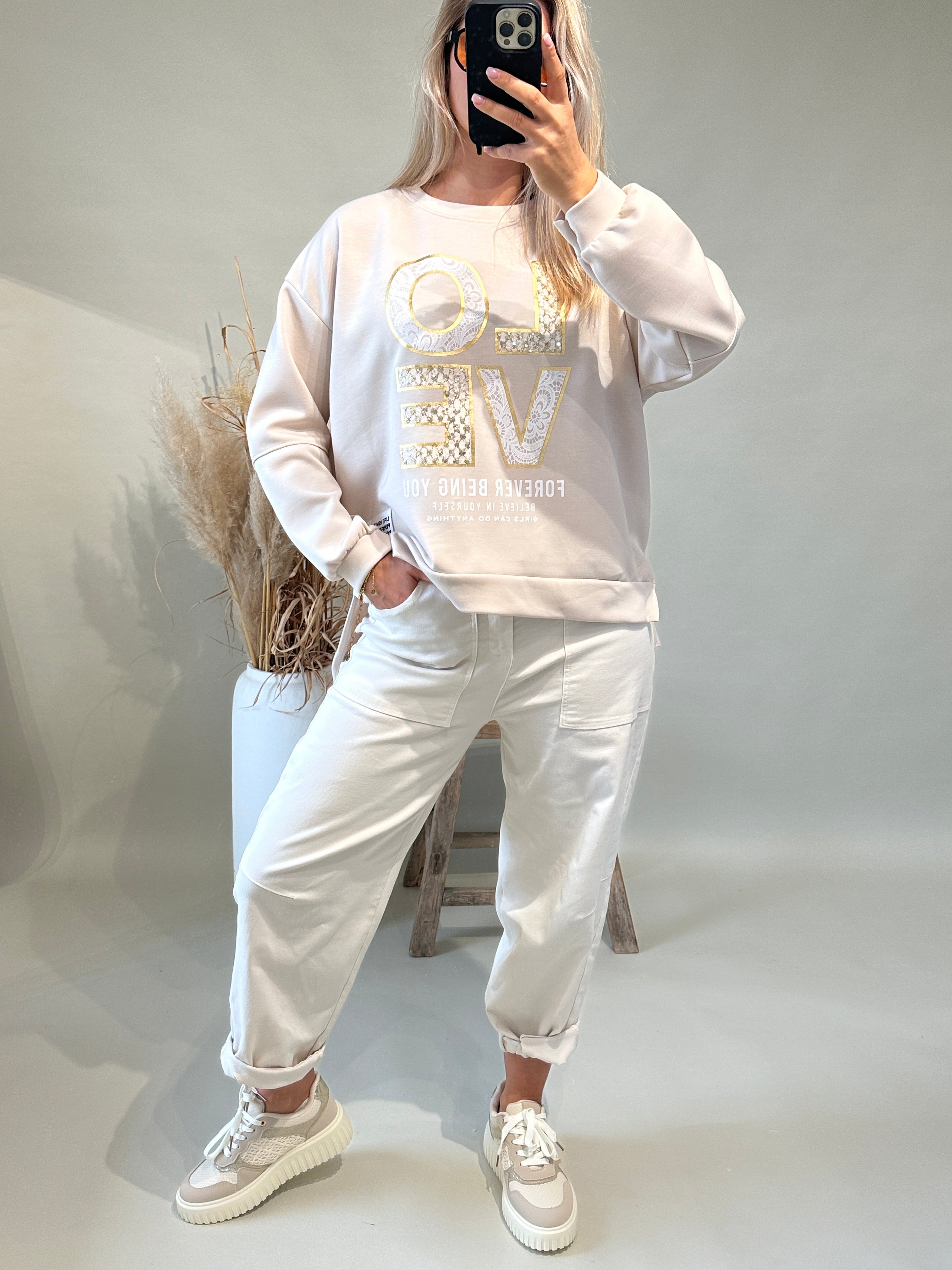 Sweatshirt in Beige mit Aufschrift ( LOVE )