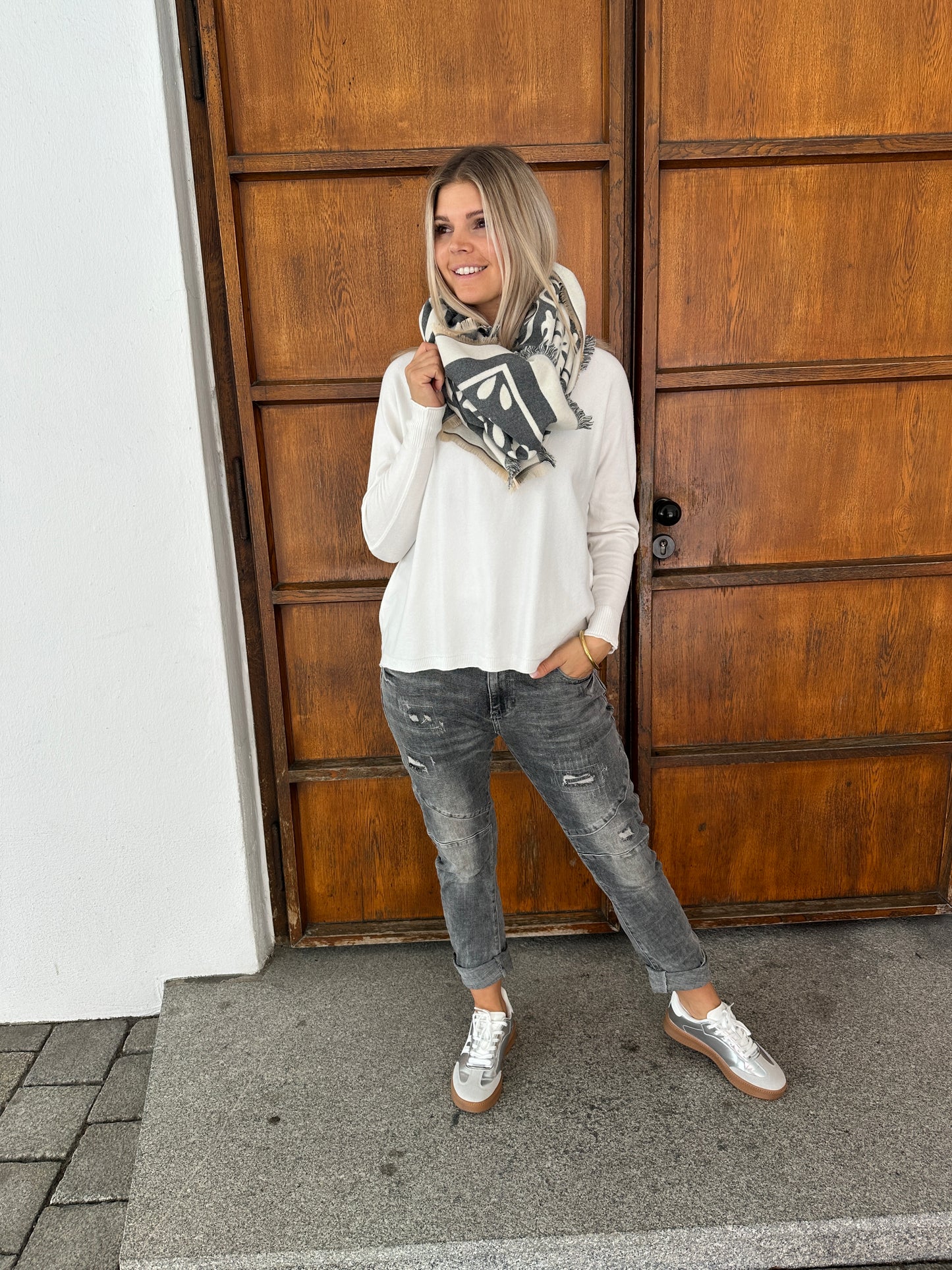 pullover in wollweiß mit knopfleiste am rücken